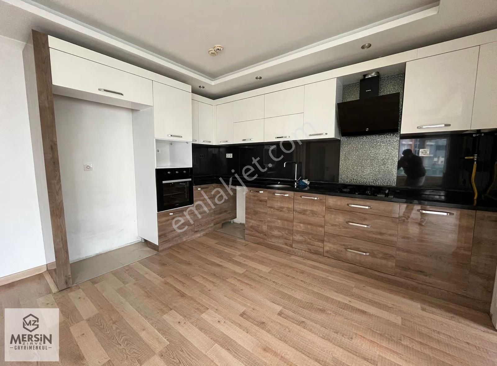 Mezitli Merkez'de Satılık 4+1, 149m² Geniş Balkonlu Daire