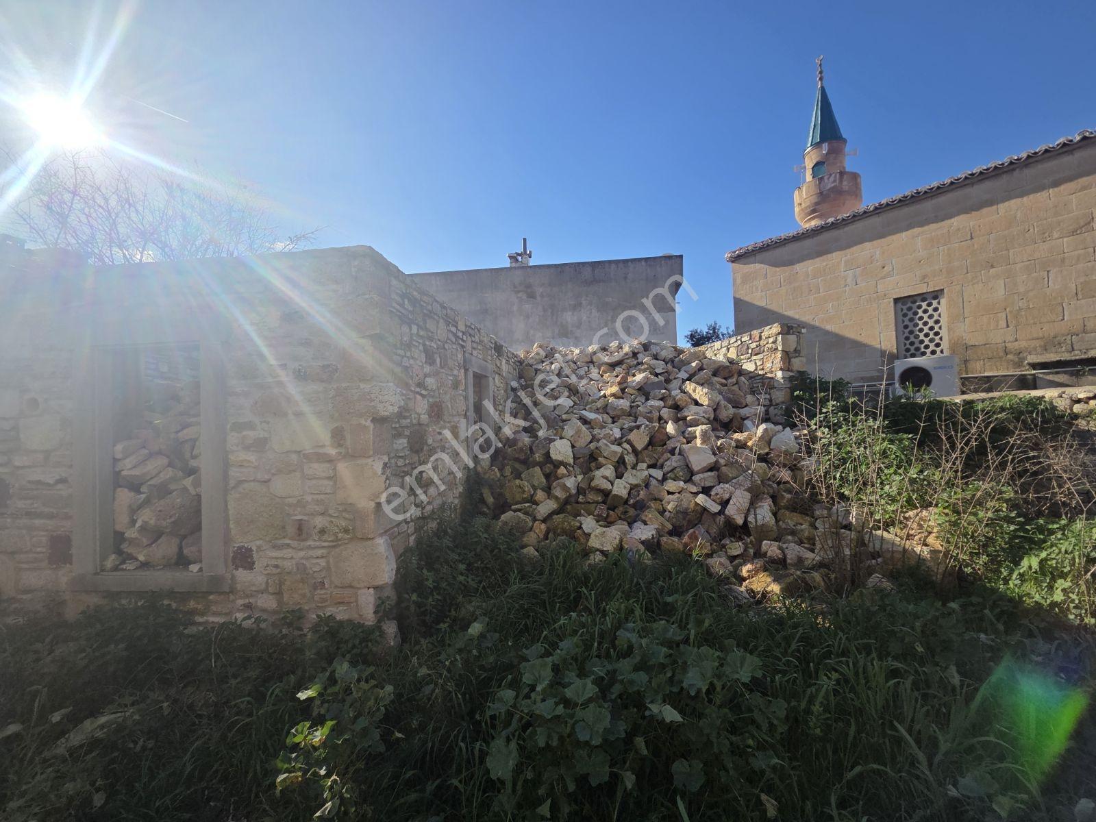 Yenifoça'nın Kalbinde Müstakil Taş Bina Ve Arsası - Görsel 21