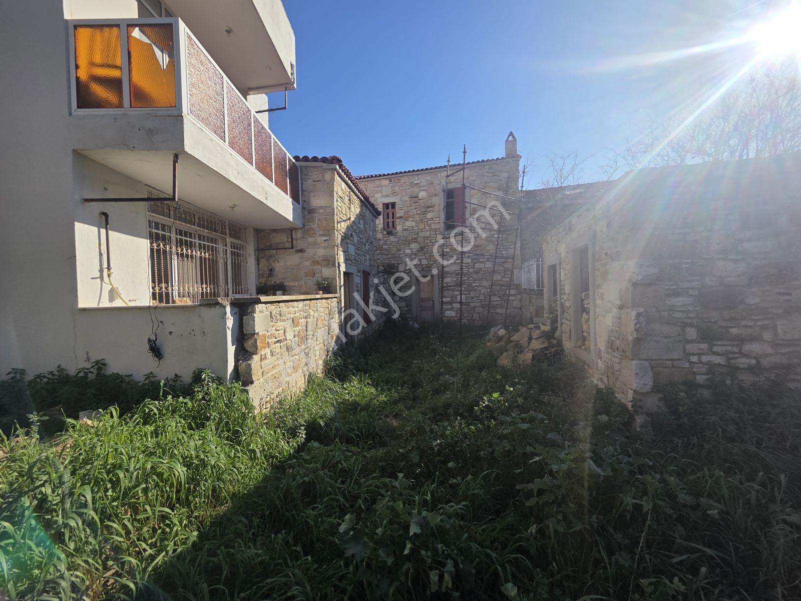 Yenifoça'nın Kalbinde Müstakil Taş Bina Ve Arsası - Görsel 7