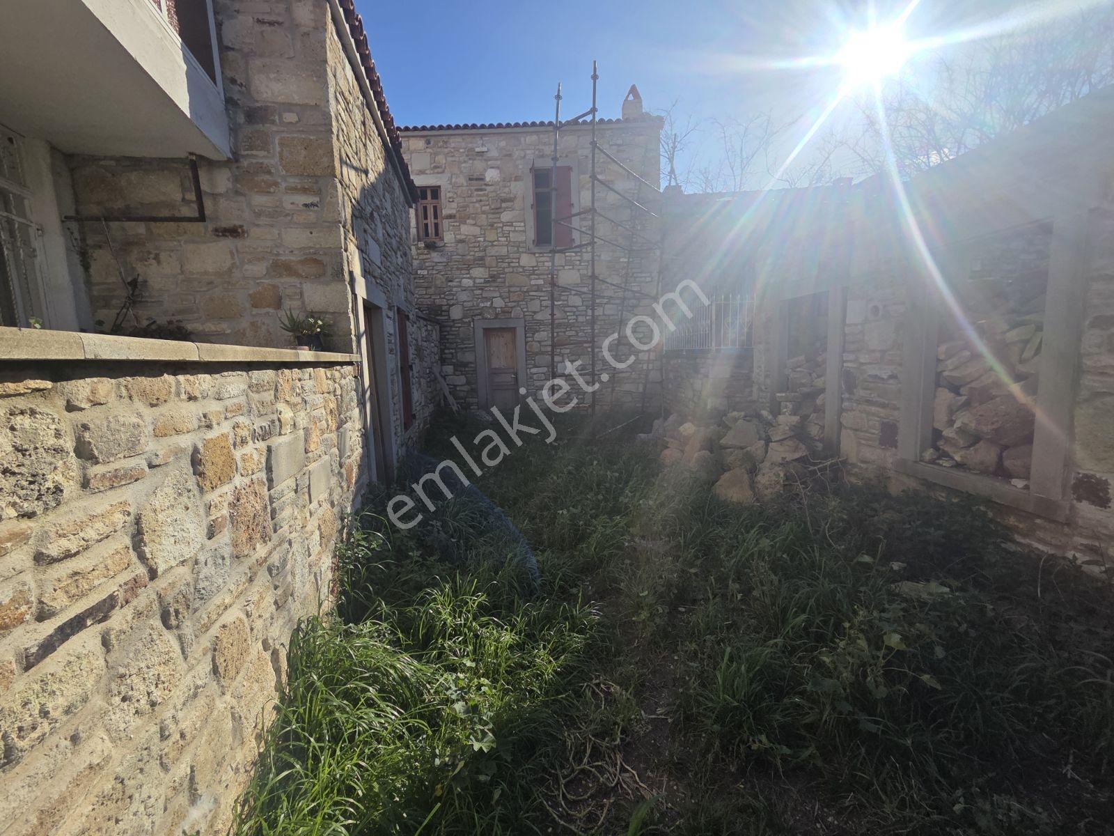 Yenifoça'nın Kalbinde Müstakil Taş Bina Ve Arsası - Görsel 18