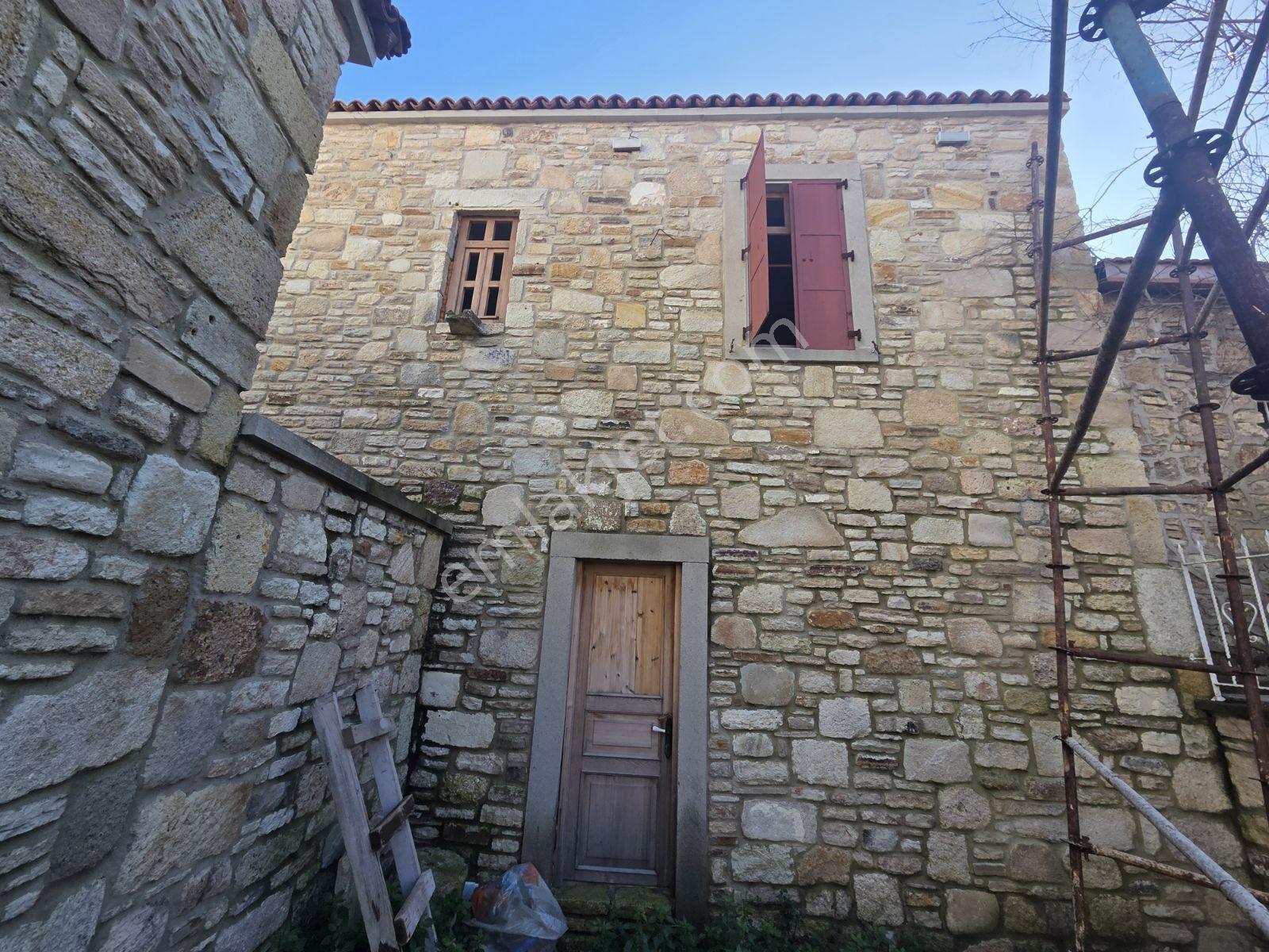 Yenifoça'nın Kalbinde Müstakil Taş Bina Ve Arsası - Görsel 6