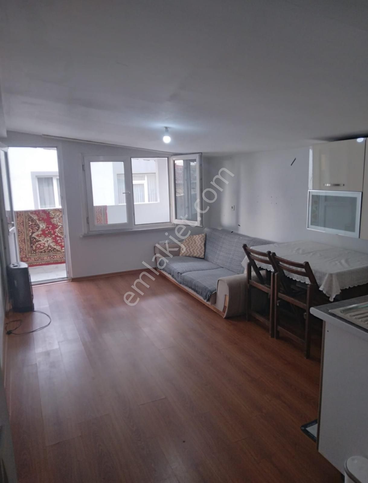 Esenyalıda 4 Yola Yakın 1+1 Satılık Çatı Katı