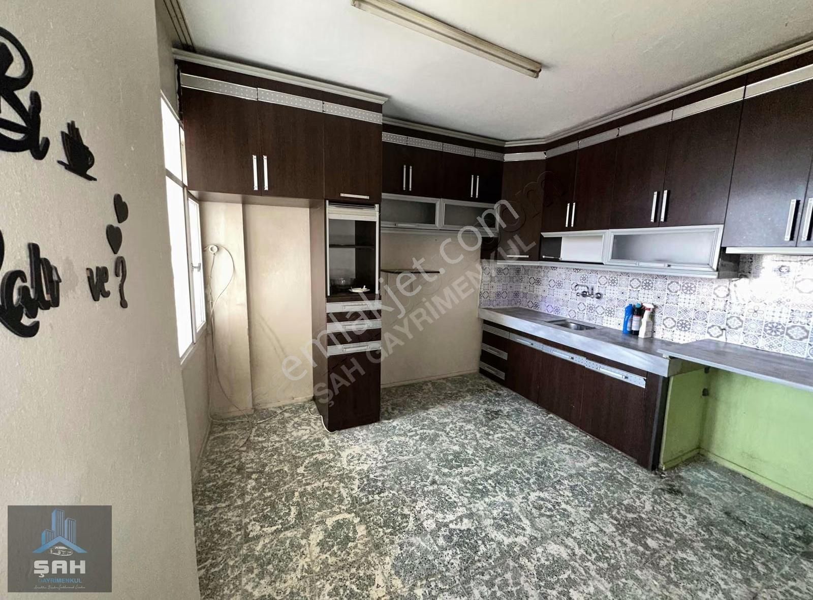 Şah'tan Sevgi Yolu Üst Caddesinde 2+1 Çift Cephe Satılık Daire