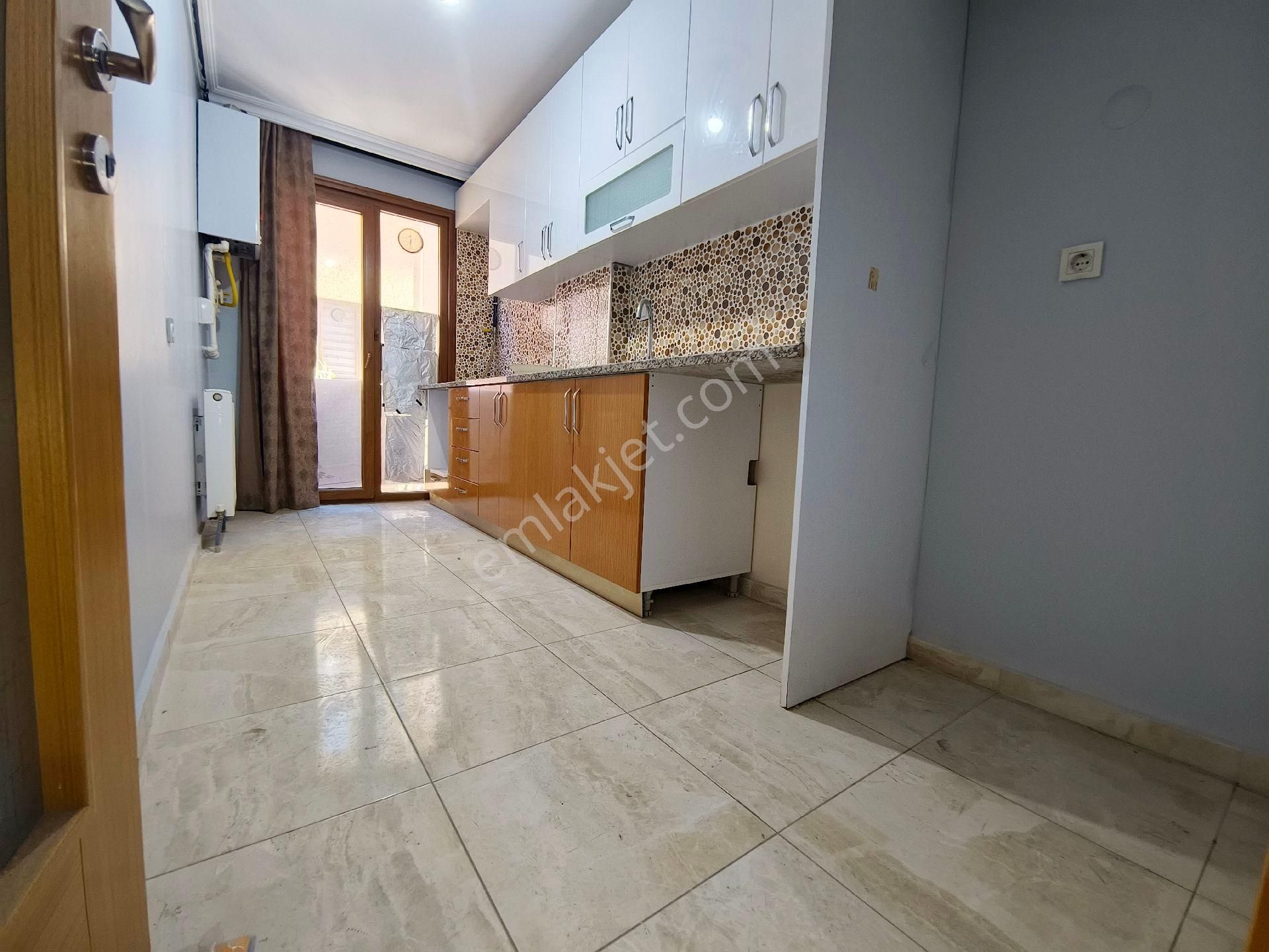 Güneyden Metroya 15 Dakika Yürüme 1+1.70 M2 Y.giriş Daire