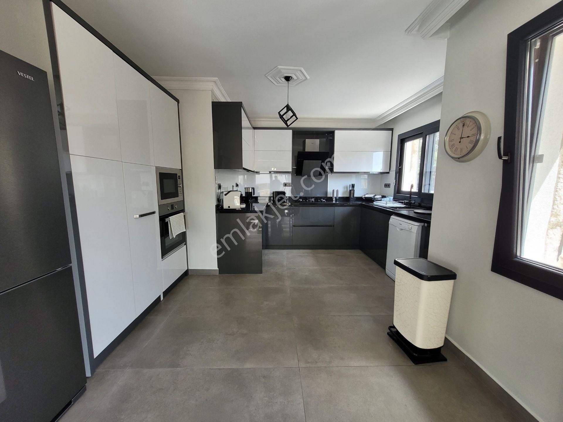 Didim Taş Evler Mevkiinde Tam Müstakil Deniz Ve Gün Batımı Manzaralı Triplex Villa - Görsel 14