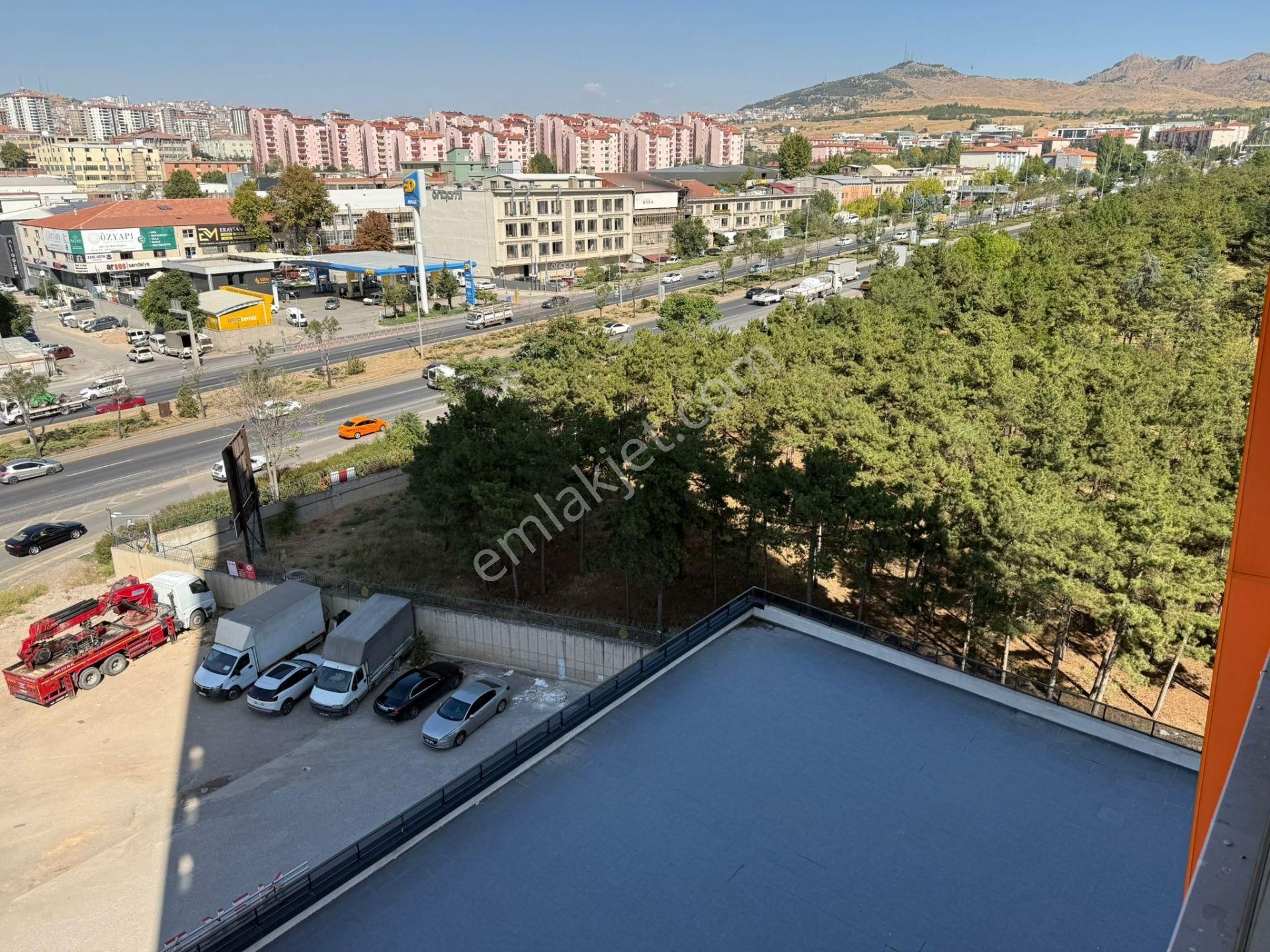 Nek Tower Plazada Güvenlikli Manzaralı 1+1 Satılık Home Ofis - Görsel 11