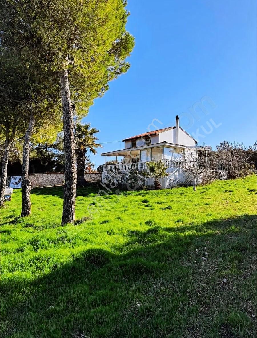 Çeşme Germiyan'da Ana Yola Cepheli 3365m² Tarla Ve 160m² Ev