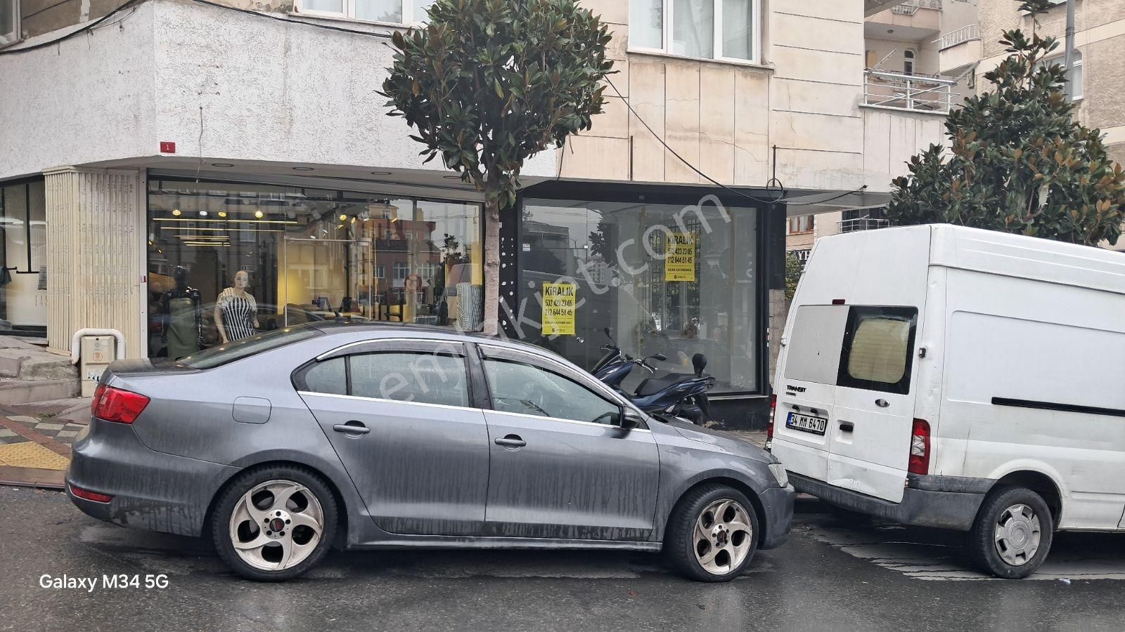 Güngören'de Ana Caddeye Cepheli Köşe Dükkan