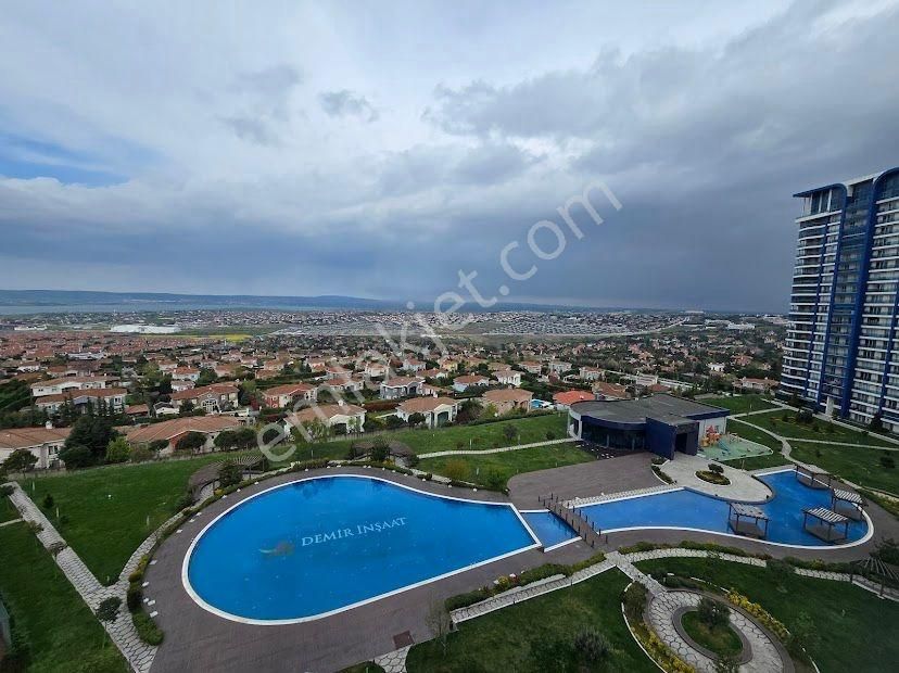 Demir Lavıda'da Göl Ve Havuz Manzaralı Satılık 2+1 Daire