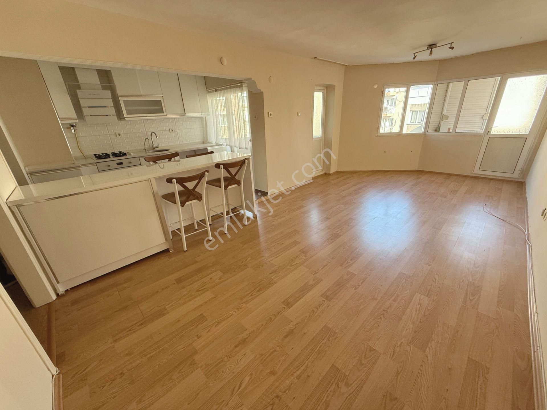 Konak Kahramanlar'da Asansörlü Binada 3+1 Kiralık Daire