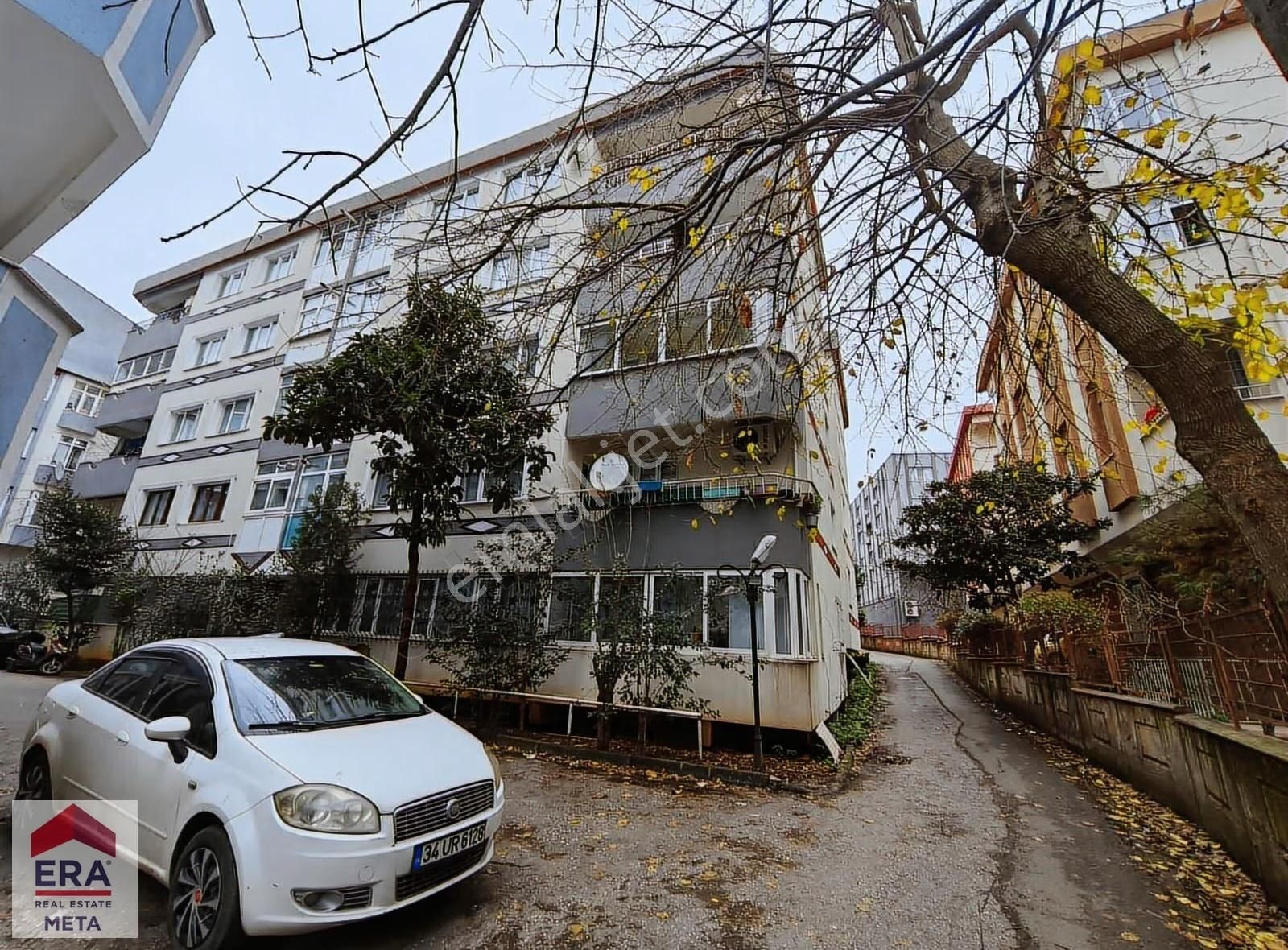 Cadde Üzeri Sitede Bakımlı Geniş 3+1 Kiralık Daire