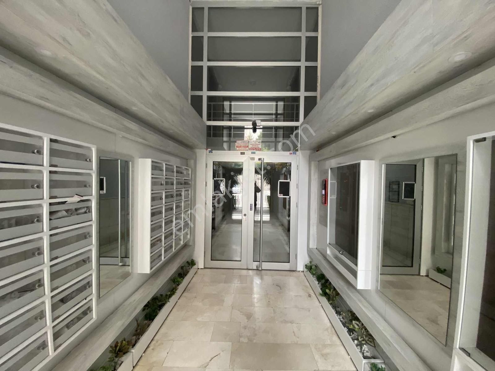 Turkuazda 1.durak Yanı Canan Marketin Altında Boş 3+1