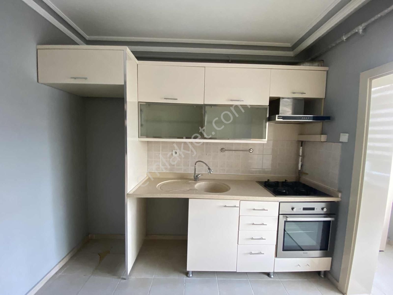 Turkuazda Yapılı Okul Altında Güney Cephe 2+1