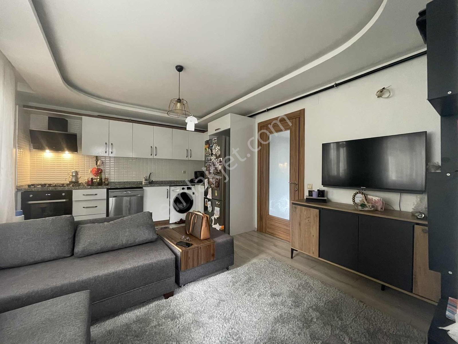 Yüzüncüyıl Mahallesi'nde Satılık Kombili Ve Genç 2+1 Daire