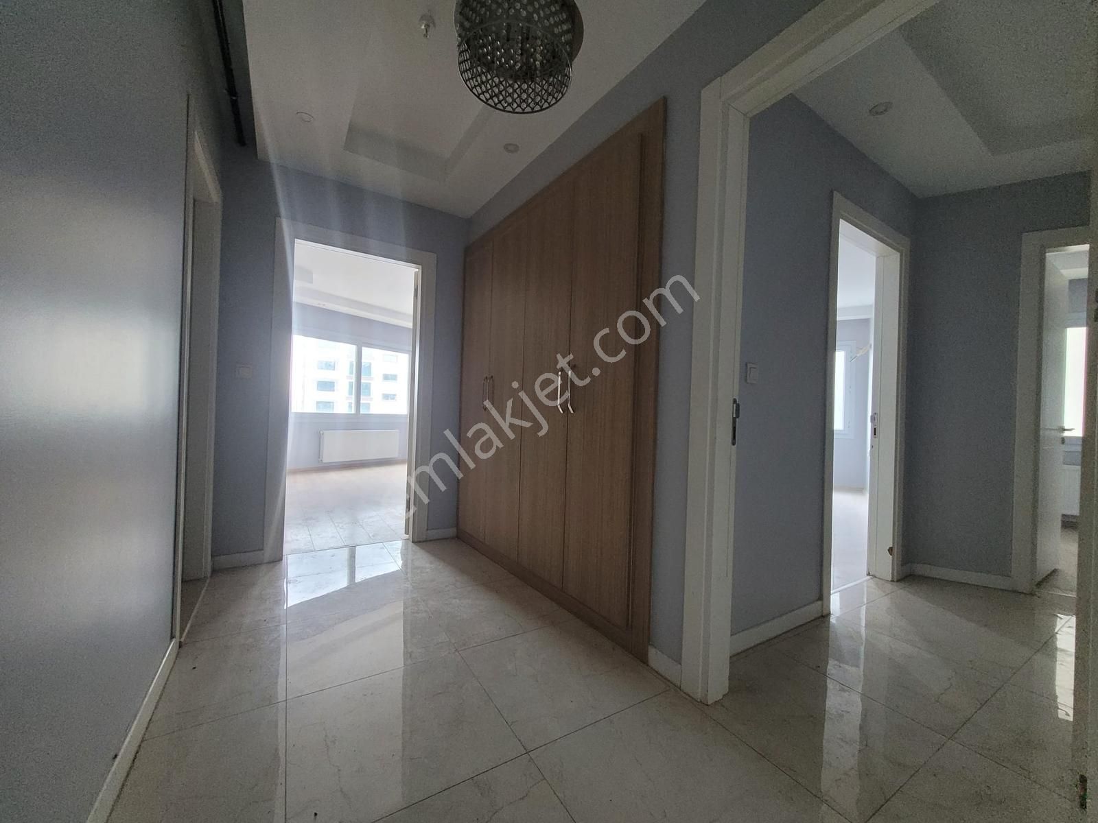 Yüzüncüyıl'da 16. Kat, Havuzlu Güvenlikli Site İçinde Kiralık - Görsel 3