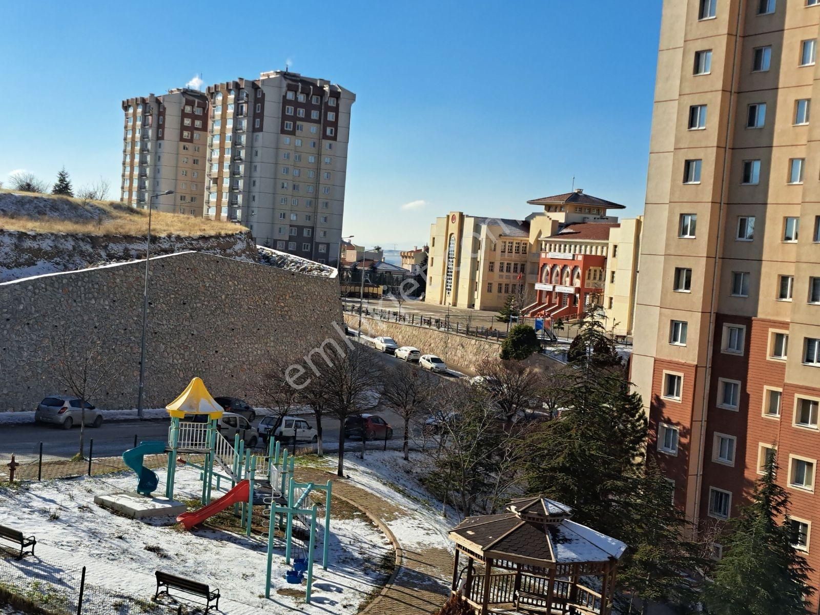 Turkuaz'da İlkokul Yakını Cadde Üzeri Durak Karşısı 2+1