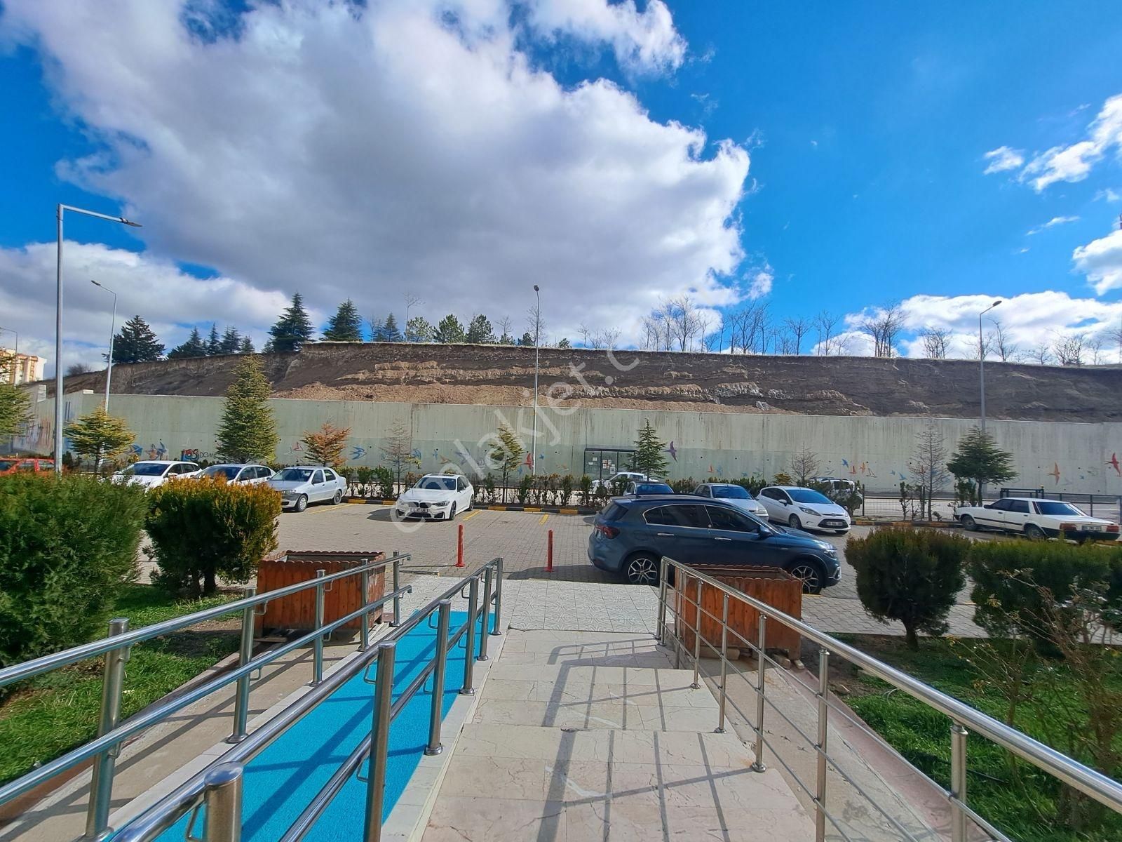 Turkuaz'da Cadde Üzeri Yapılı Güney Cephe 2+1 - Görsel 2