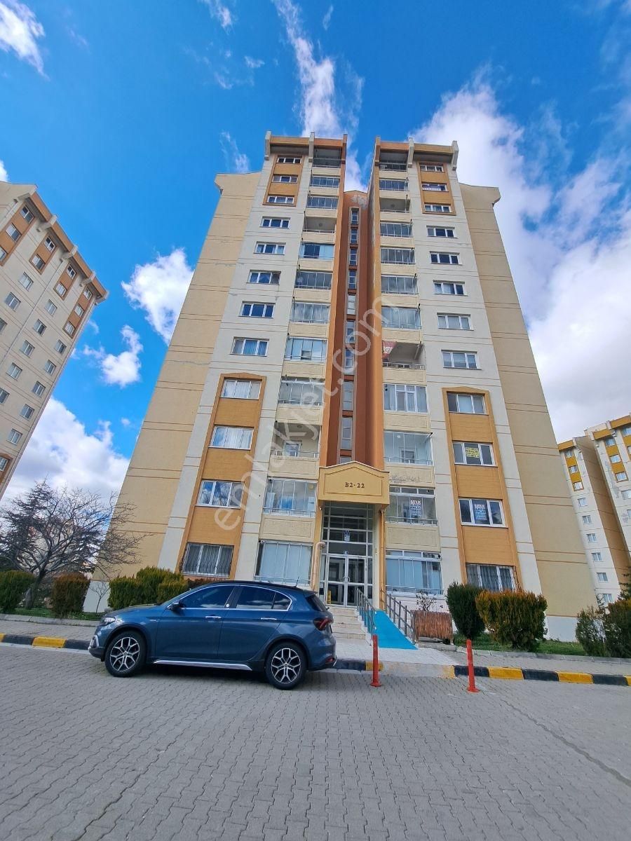 Turkuaz'da Cadde Üzeri Yapılı Güney Cephe 2+1