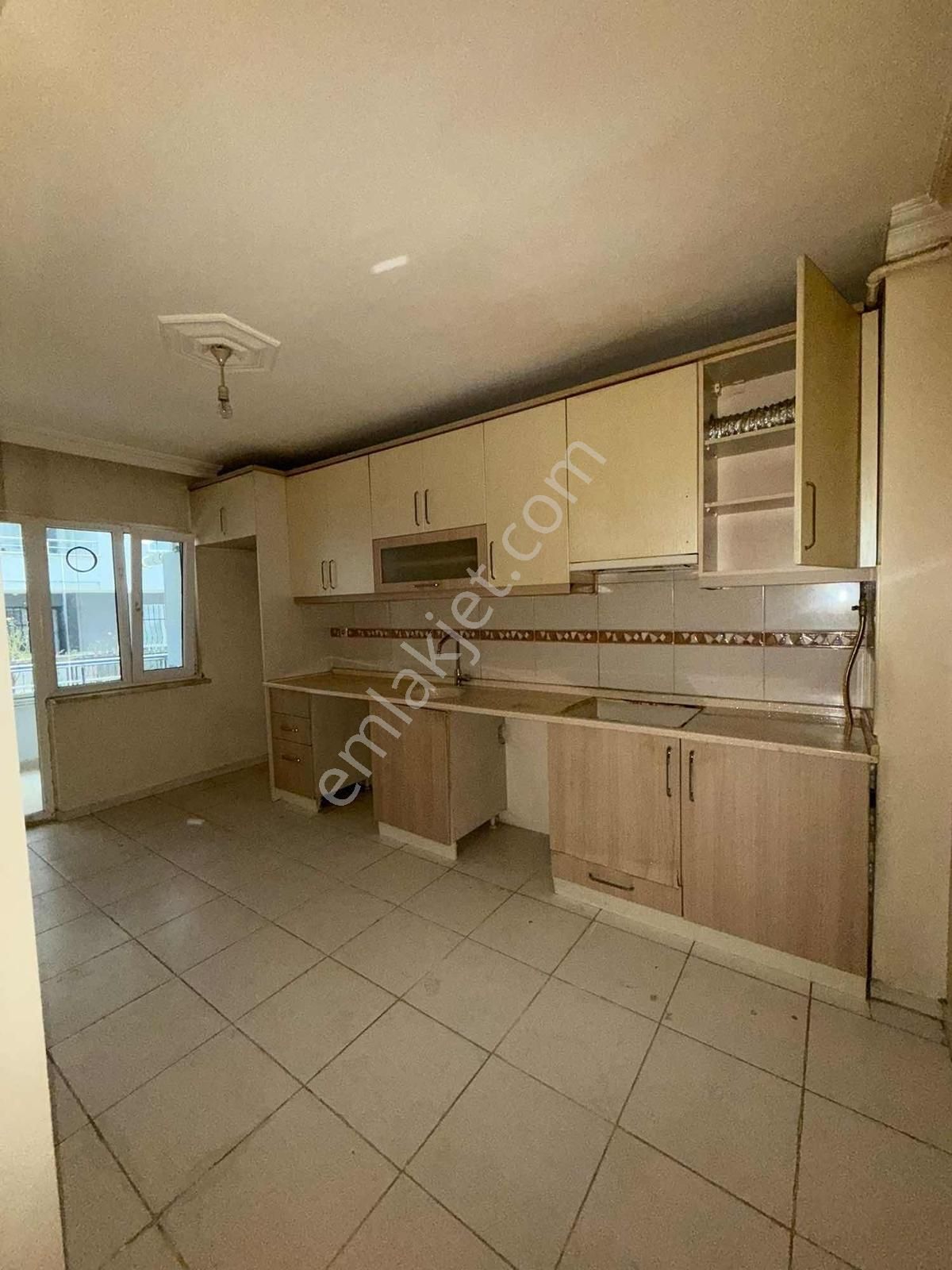 Dikkaldırım Caddesi Üzerinde 3+1 Geniş, Bakımlı Kiralık Daire