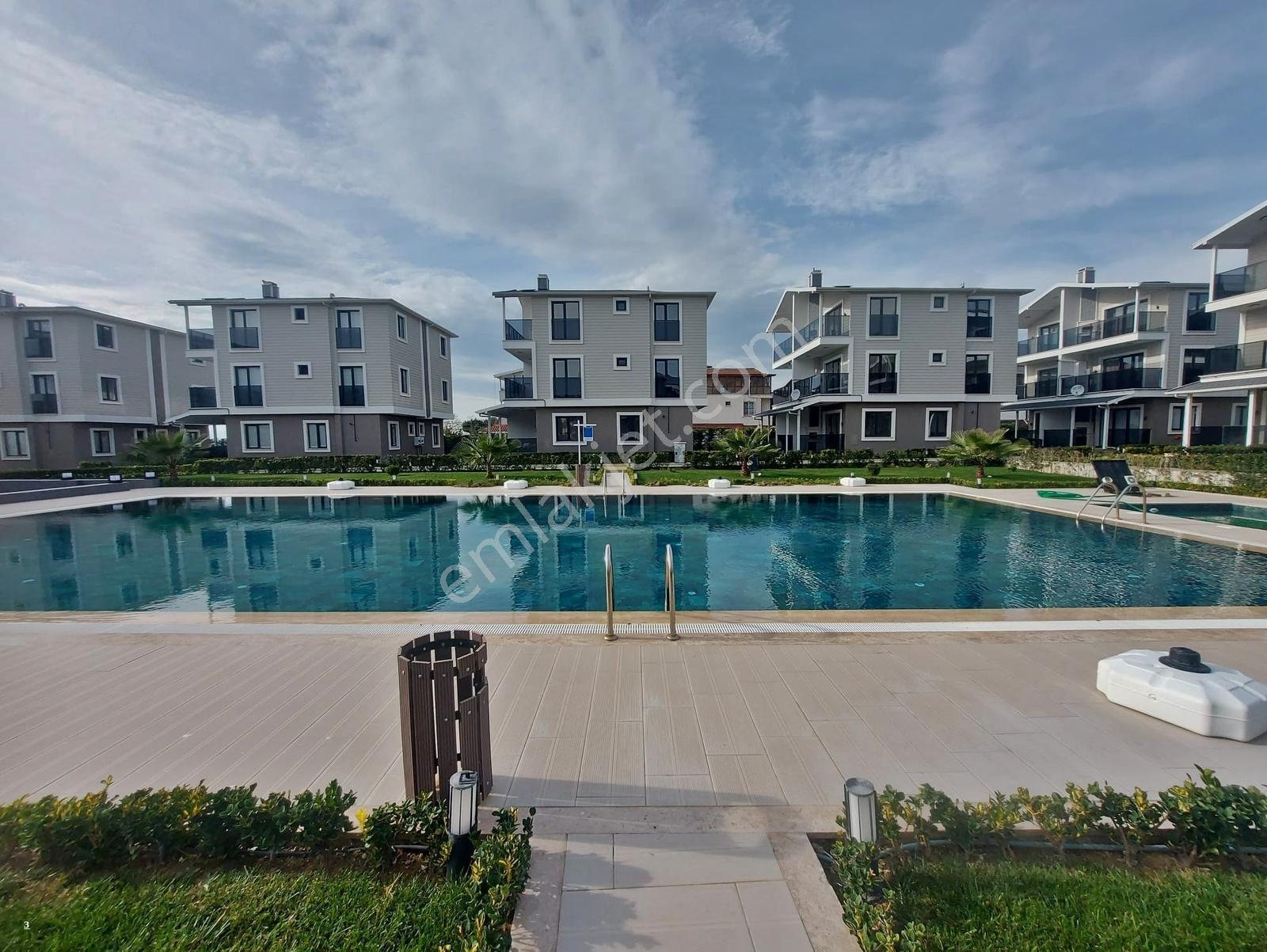 Yeniçiftlik Denize Sıfır Sitede Havuzlu 4+1 Yazlık Villa - Görsel 21