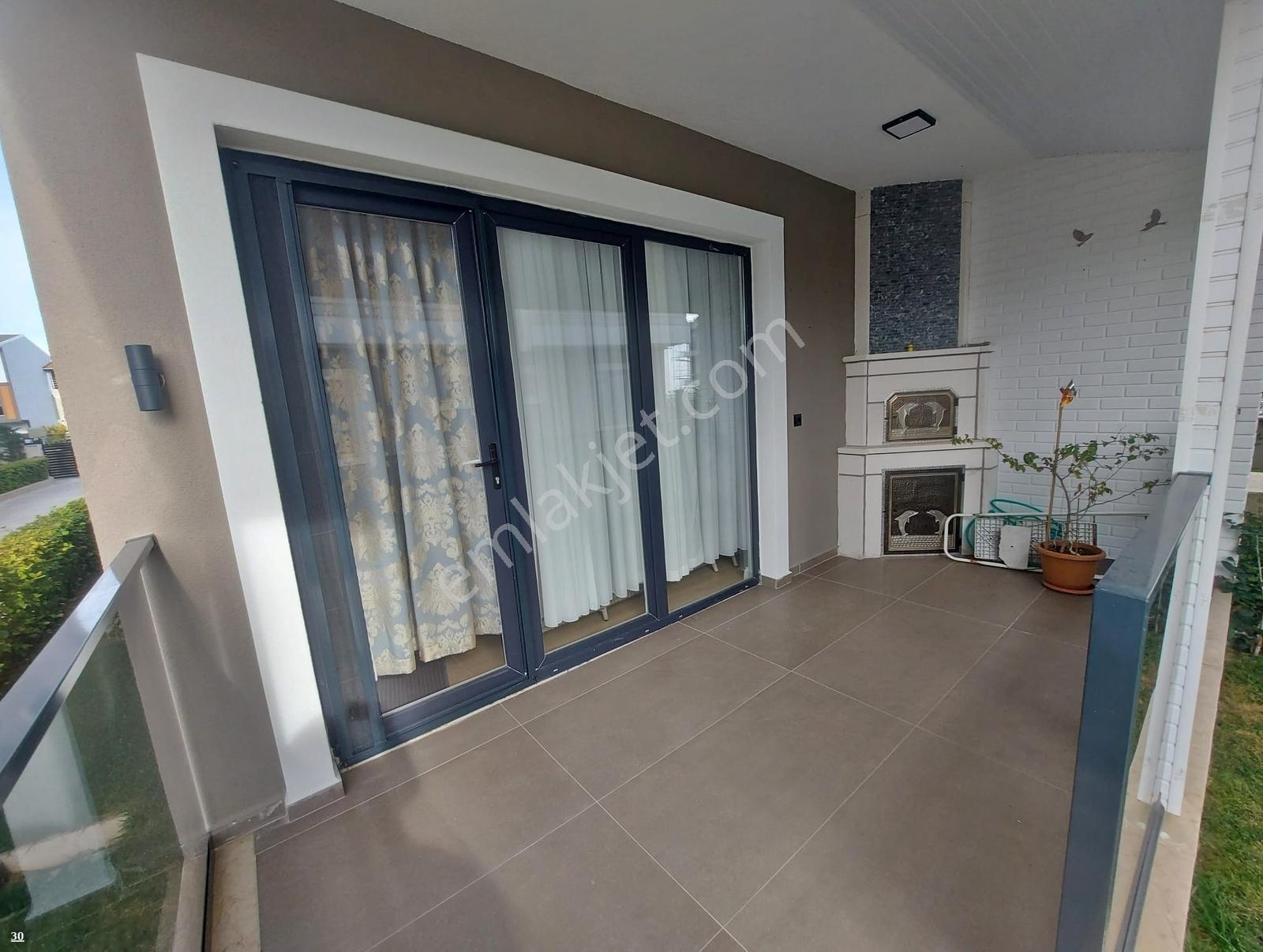 Yeniçiftlik Denize Sıfır Sitede Havuzlu 4+1 Yazlık Villa - Görsel 5
