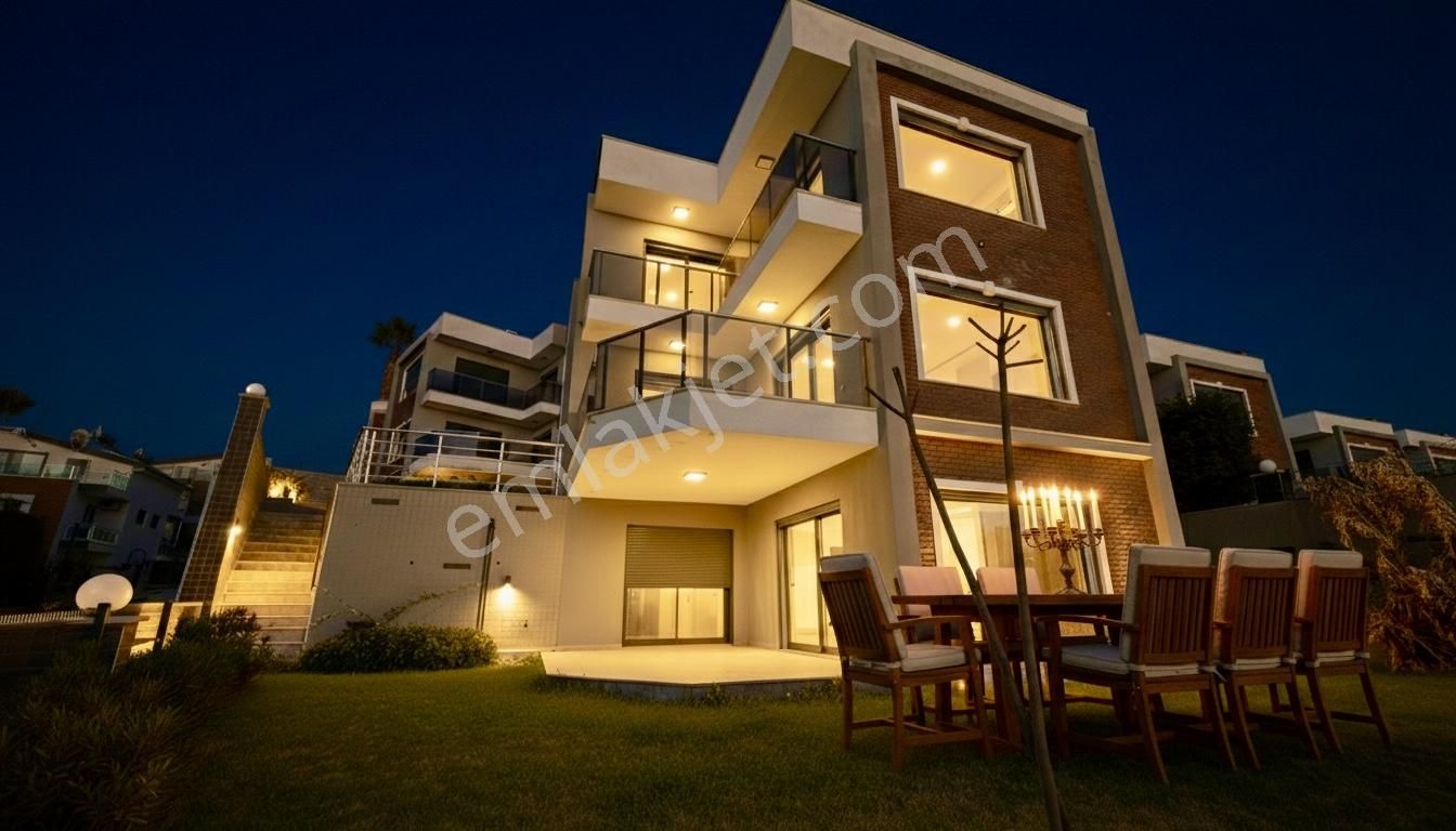 Kuşadasında 6+2 Tripleks Satılık Villa
