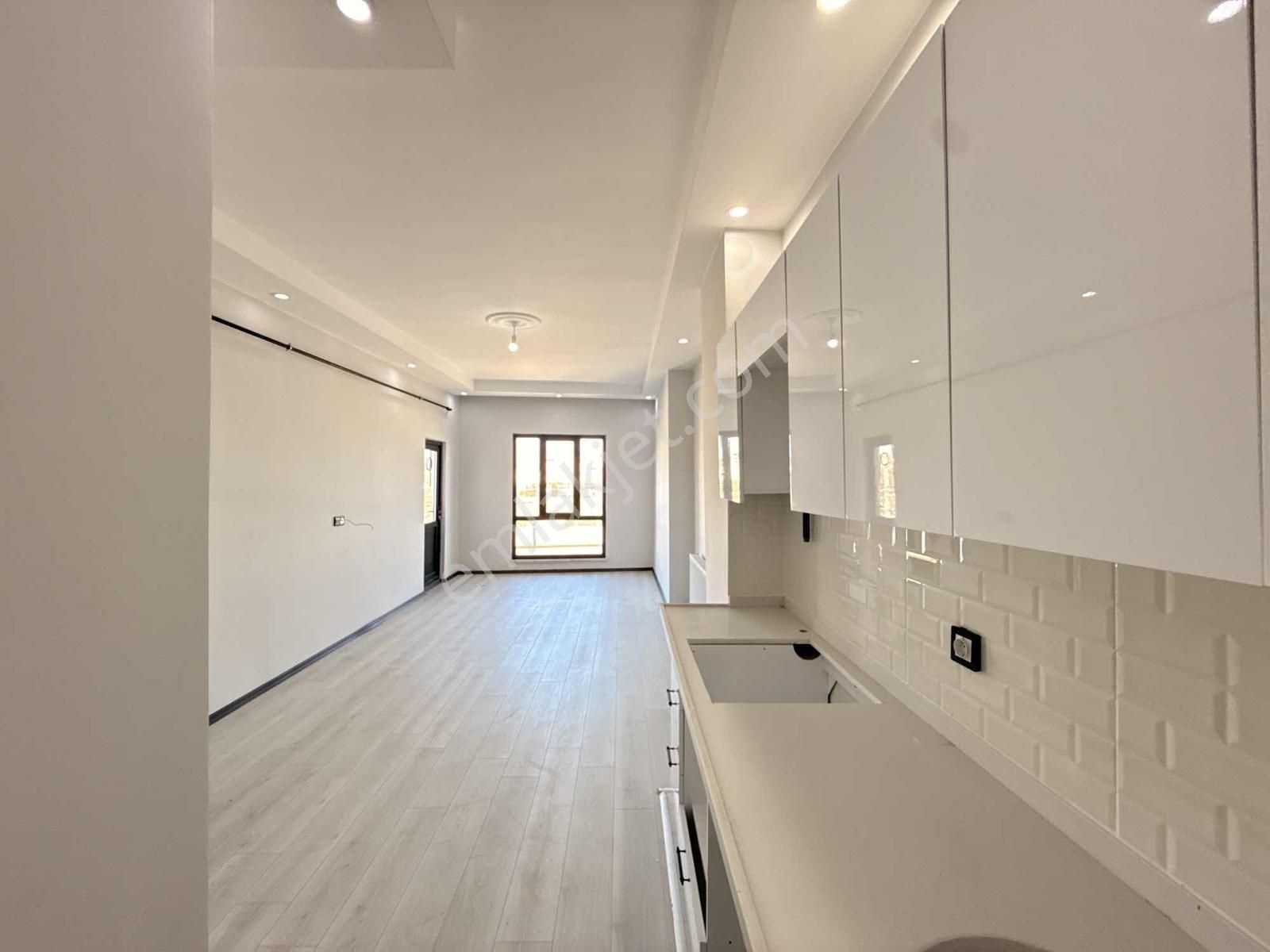 İstasyon Mah. Hızlı Tren Durağına 1 Dk Ara Kat 55mk 1+1 Daireler