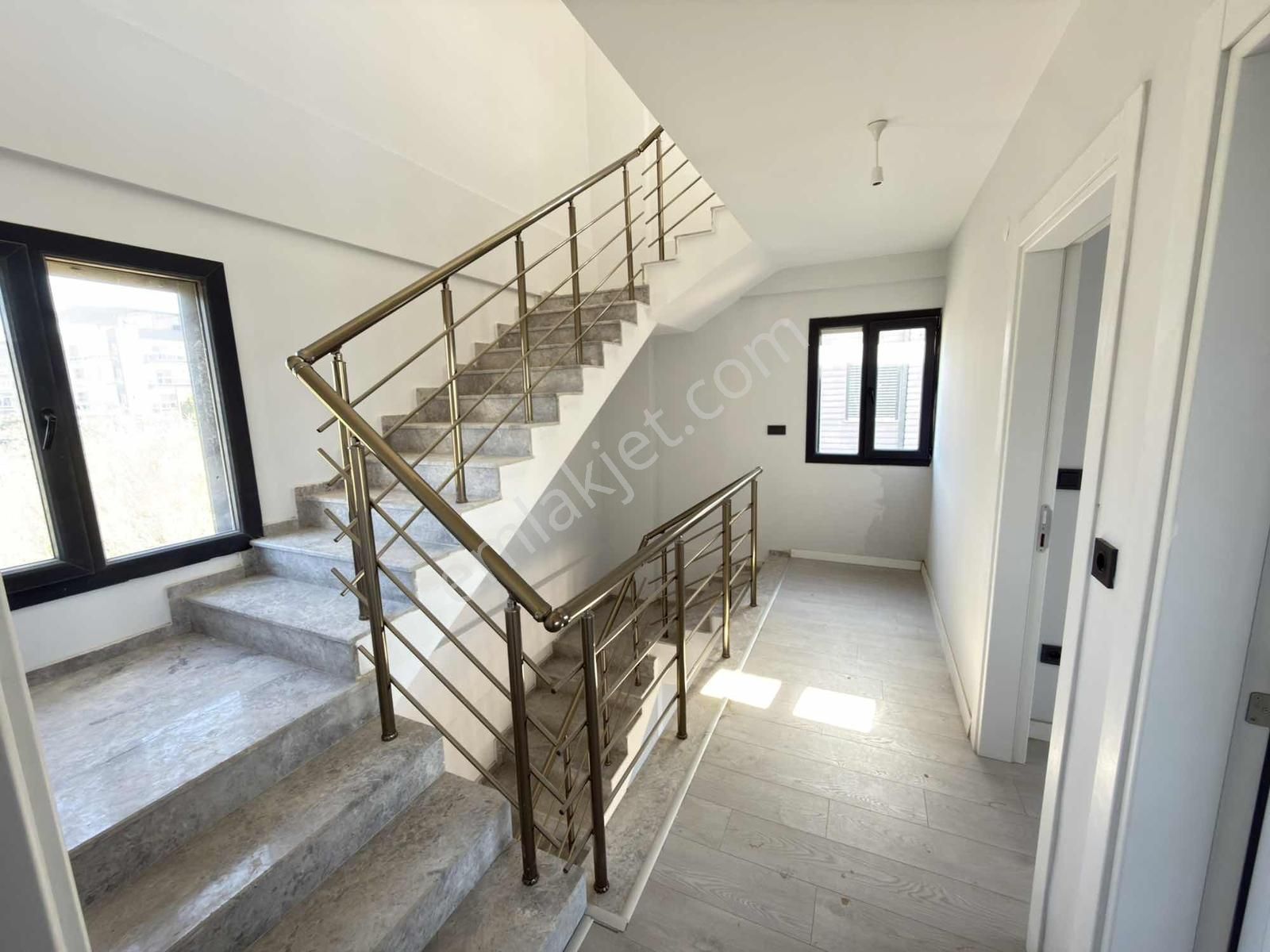 Kuşadası Davutlar Özel Havuzlu 3+1 Triplex Villa - Görsel 27