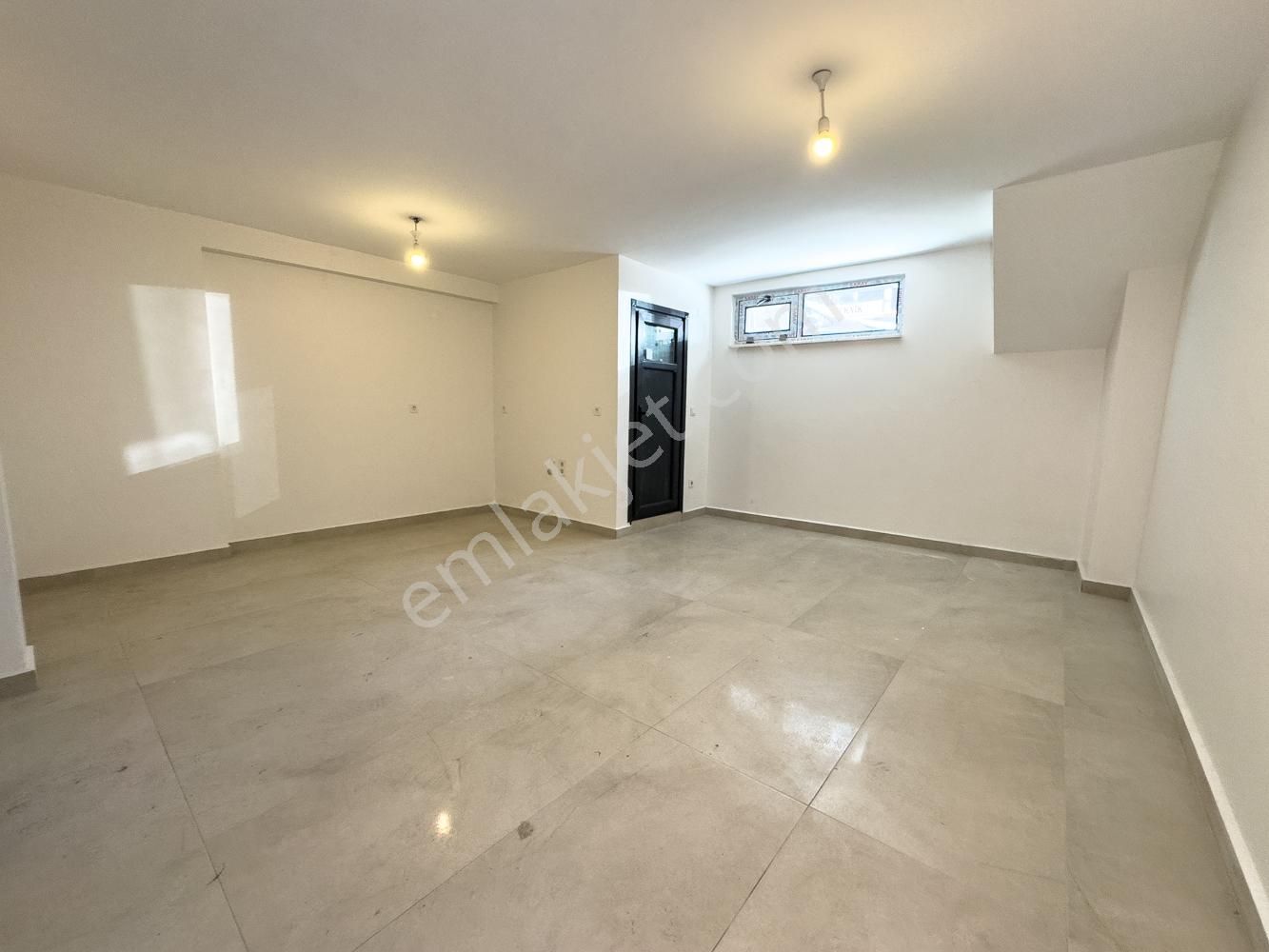 Yenimahalle'de Cadde Üzerinde Depolu Dükkan - Görsel 5