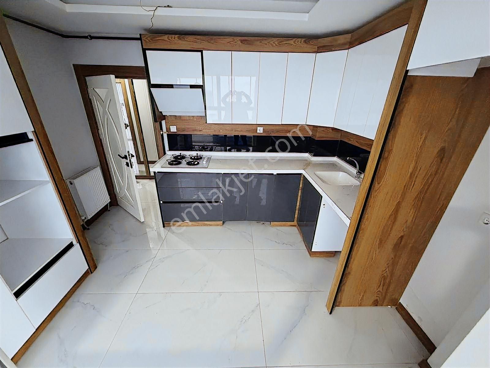 Yenikent Fevzi Çakmak Mh'de Asansörlü 1.arakat Geniş Balkon 3+1 - Görsel 8