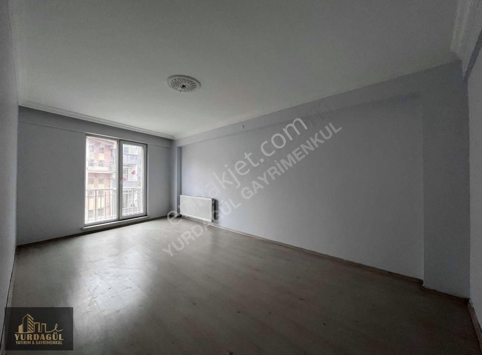 Yurdagül'den Çamlıca'da Cadde Üzeri Bakımlı Arakat 2+1 90m2