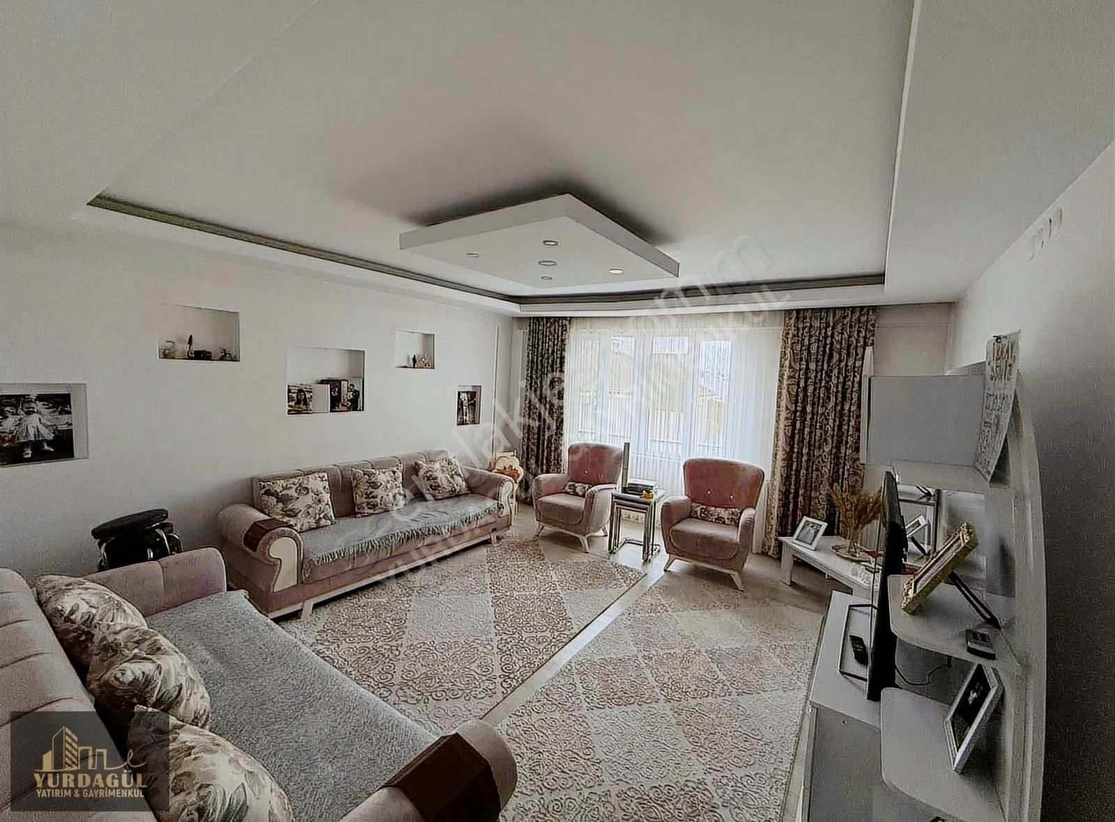 Büyükdere'de Yenişen Sokak'da Asansörlü,geniş,çift Cepheli 2+1