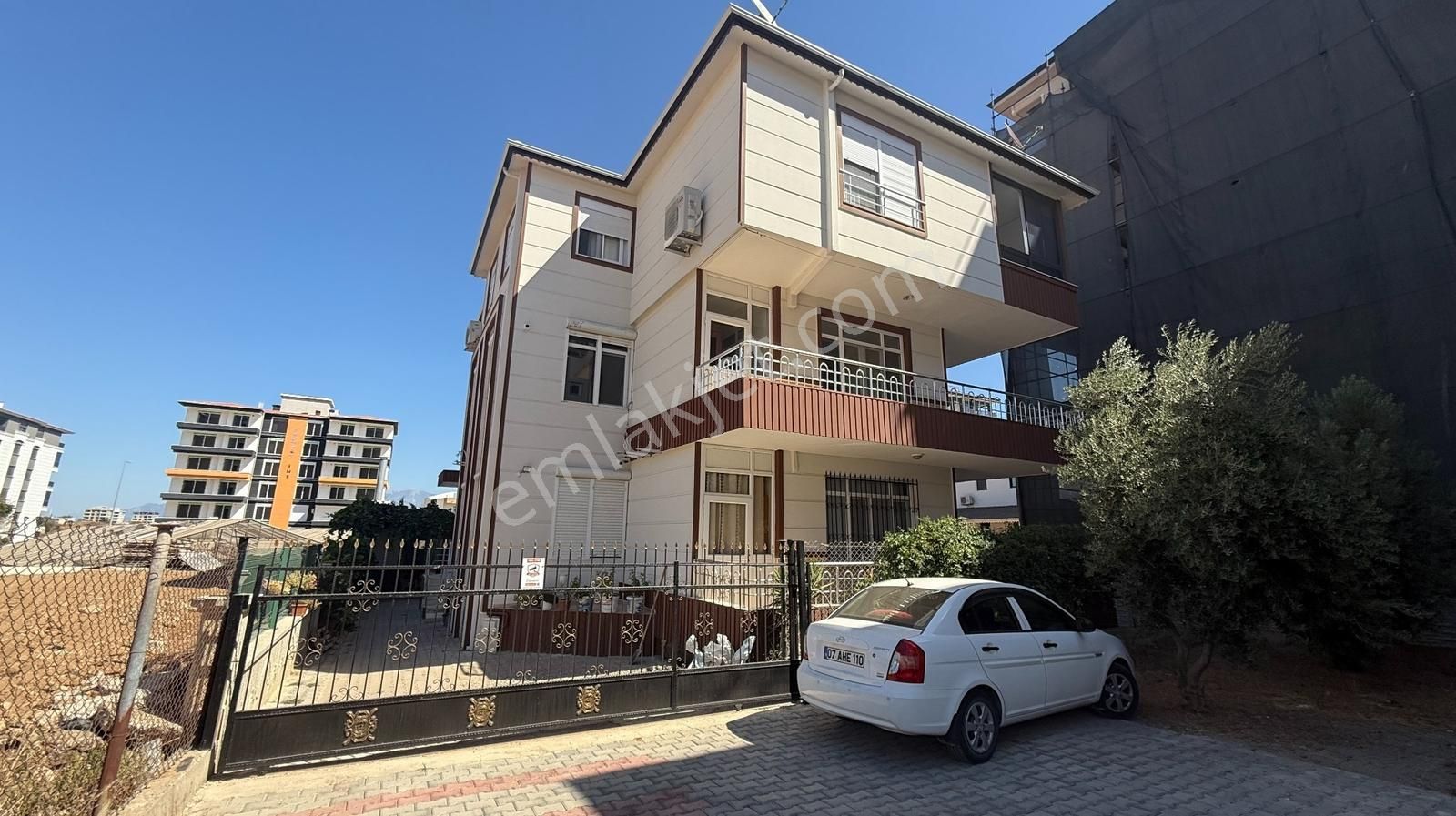 Eşyasız 3+1 Müstakil Binada'da Ara Kat 200m2 Doğalgazlı Daire
