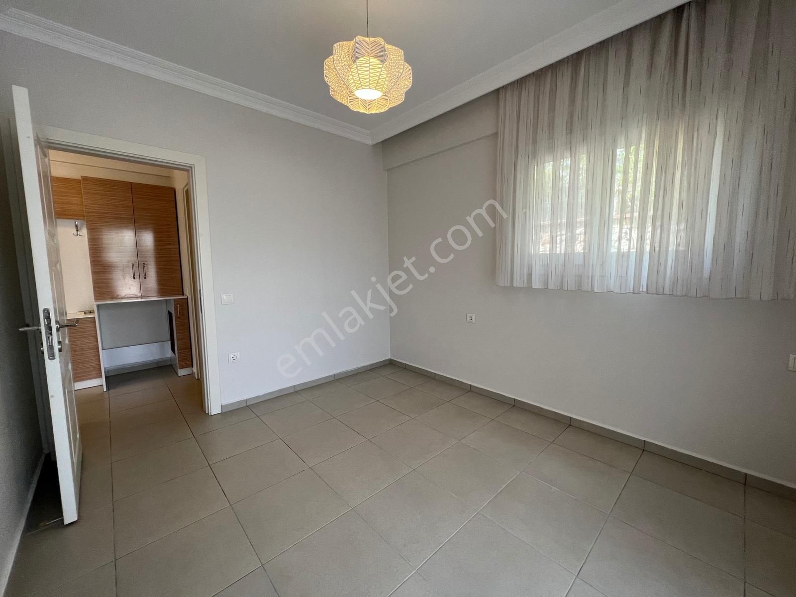 Foça Mahallesi Sahile 1200m | Site İçinde 2+1 Bahçe Katı - Görsel 9