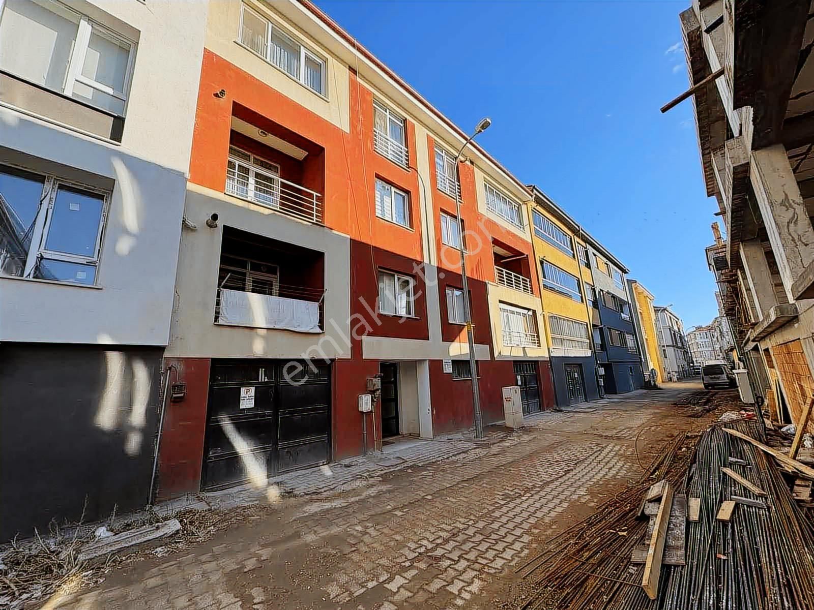 Sütlüce Mah. Eğitimciler Cad. Yanı Arakat Kiralık 1+1 Daire