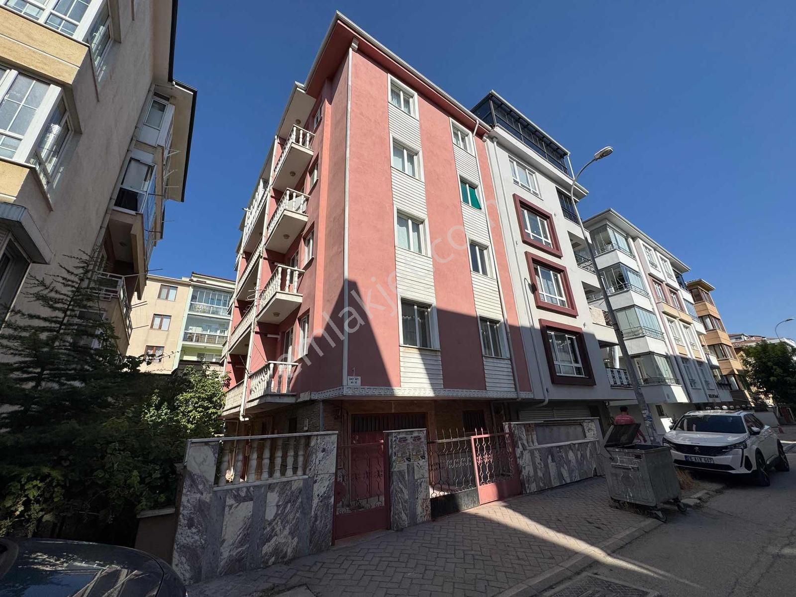 Bahçelievler Mh. Plevne Sk Üzerinde Balkonlu Kiralık 2+0 Daire