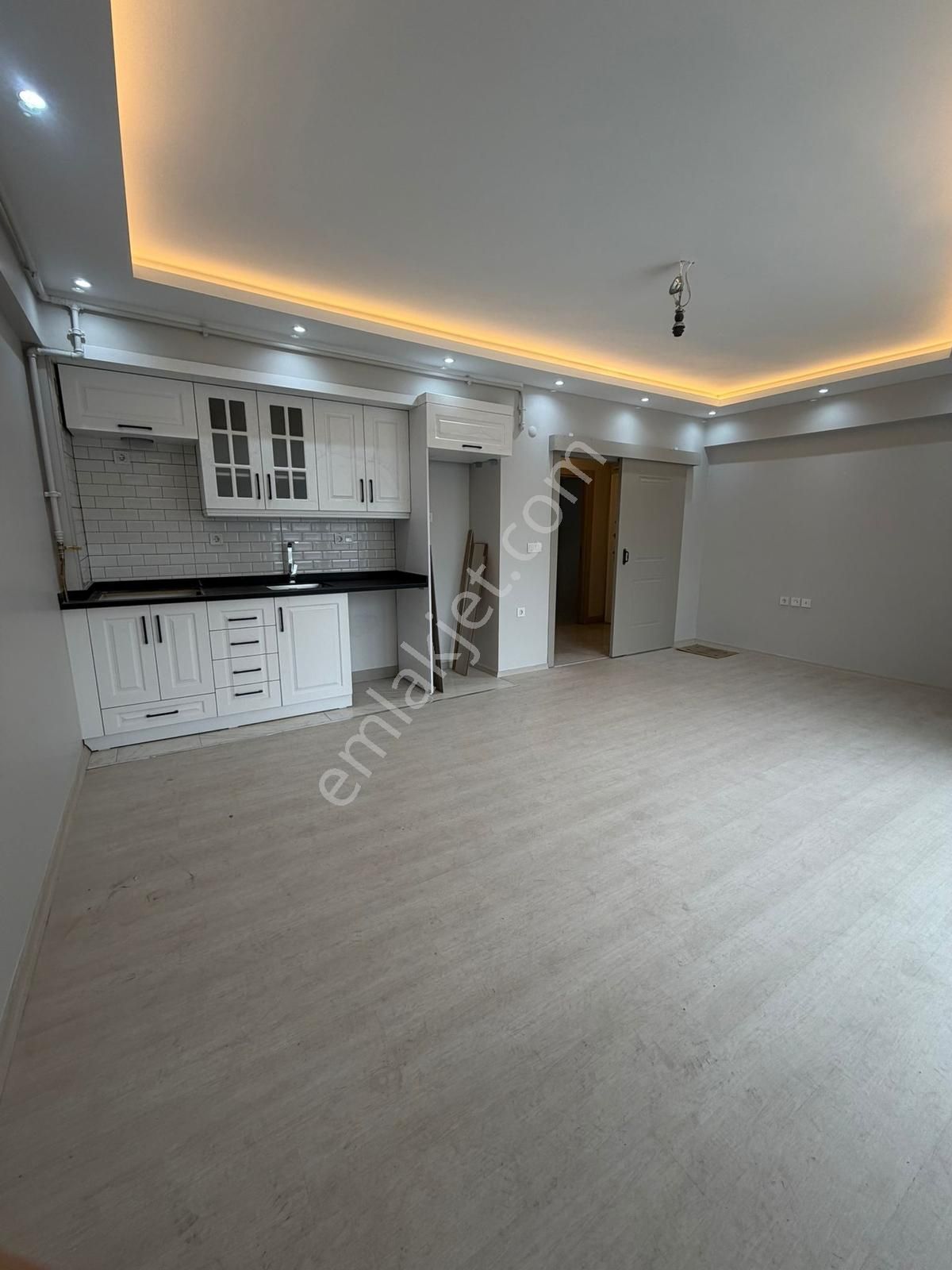 Güzelyurt Mahallesi Metrobüse Yakın Cadde Üzeri 2+1 Kiralık - Görsel 9