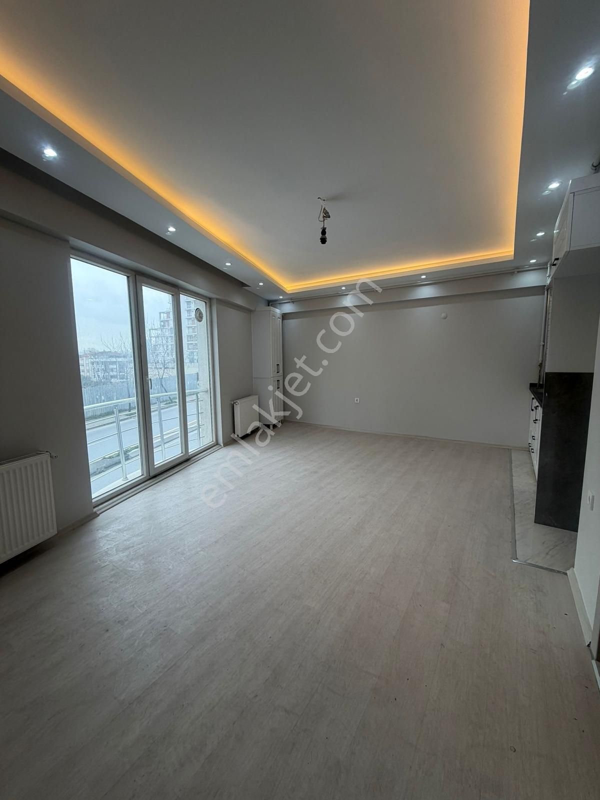 Güzelyurt Mahallesi Metrobüse Yakın Cadde Üzeri 2+1 Kiralık