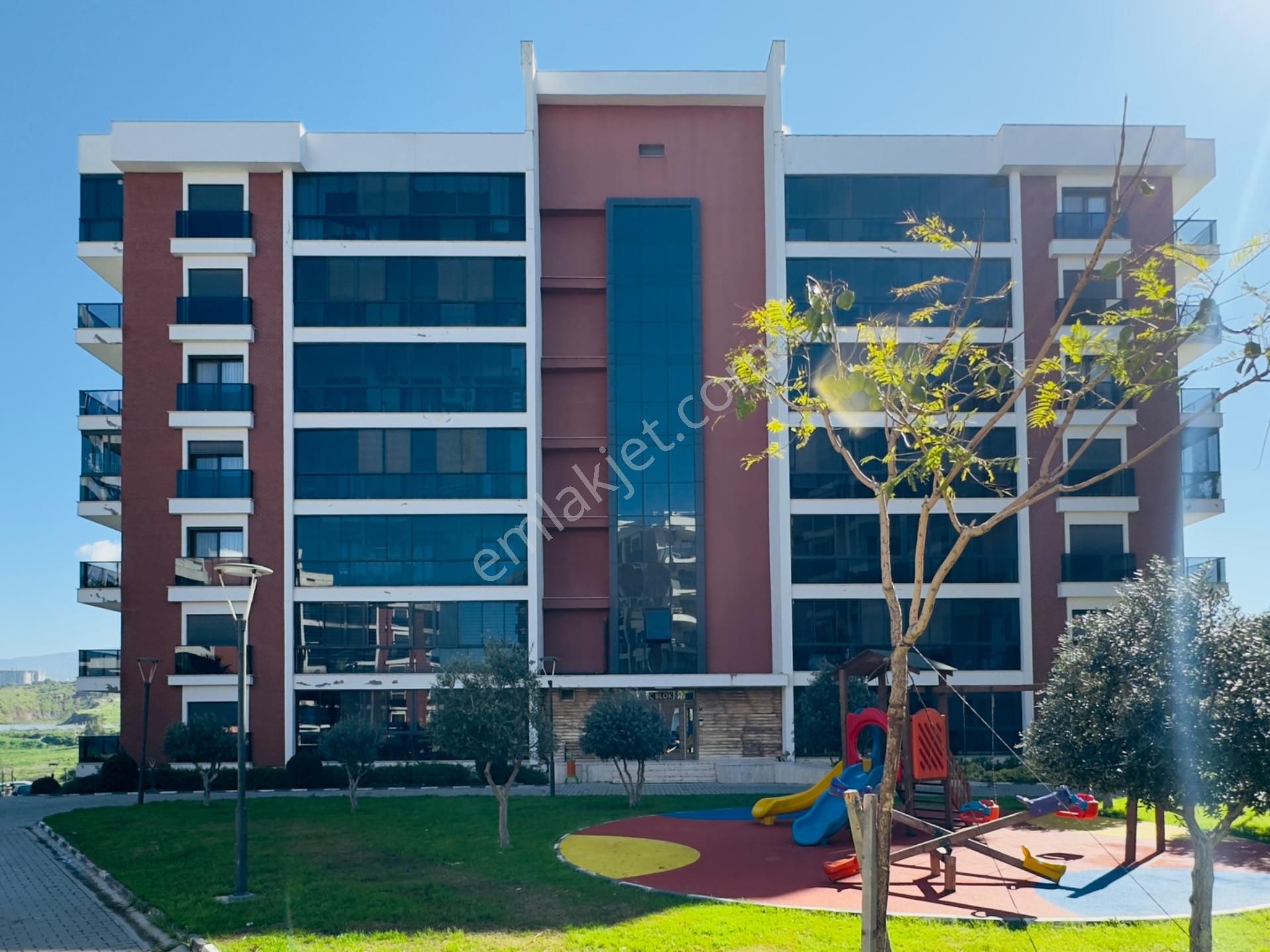 Flora Park Evleri Sitesinde 3+1 Bahçe Katı Kiralık Köşe Daire