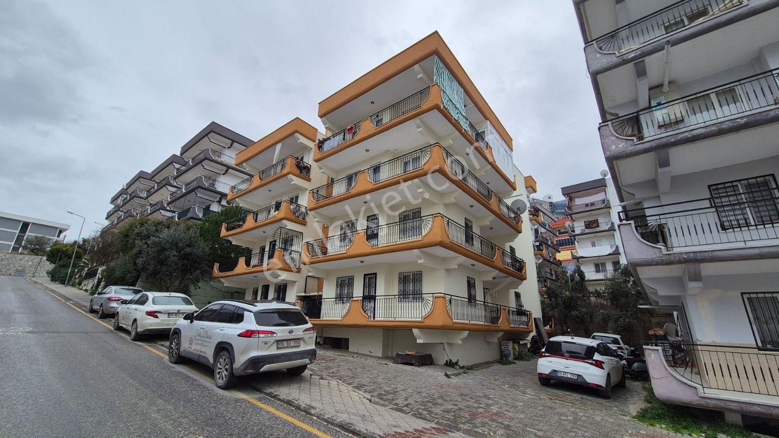 Kuşadası Merkezde, Çarşıya Yürüyüş Mesafesinde 3+1 Satılık Daire