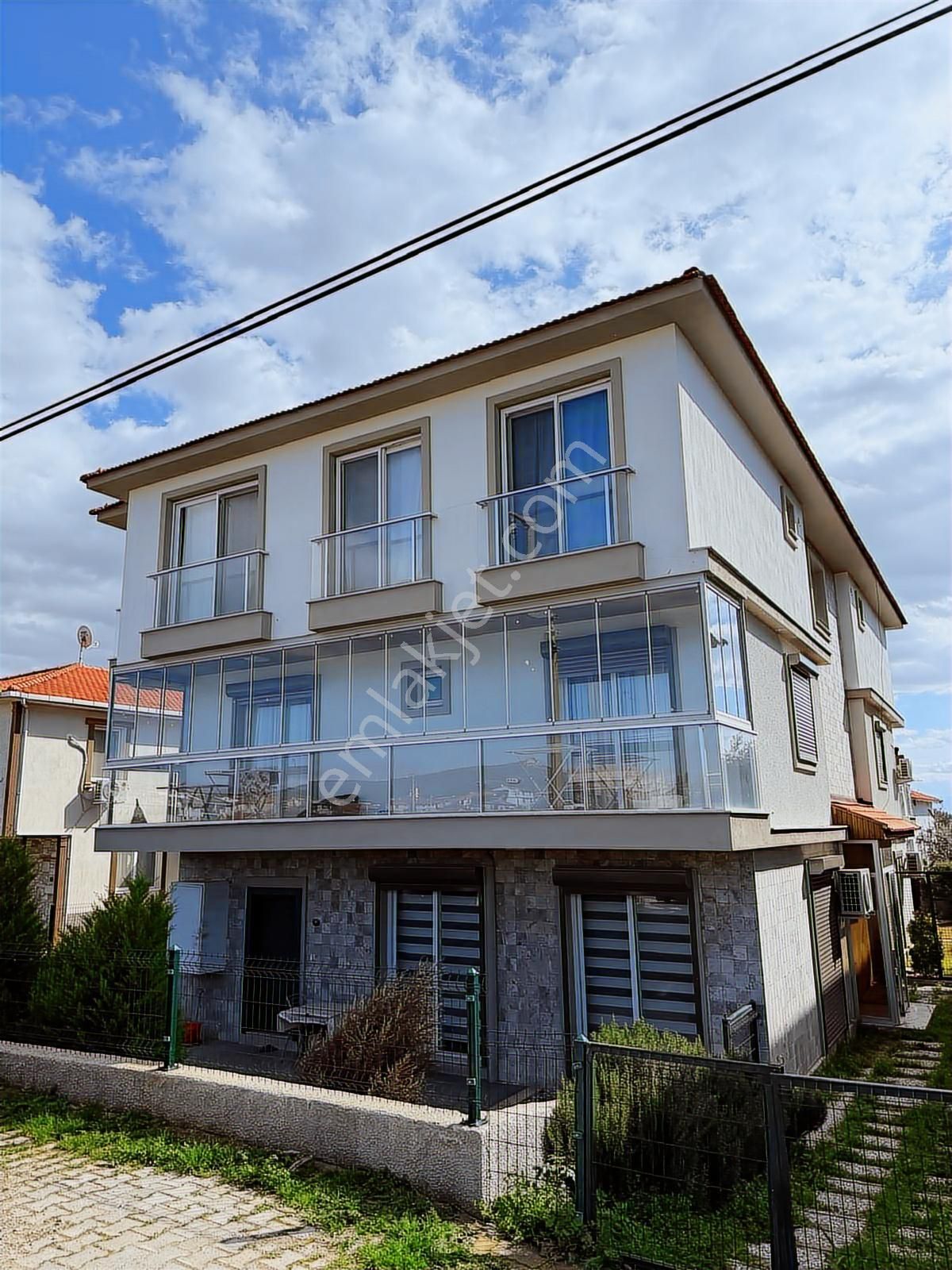 Foça Yenibağarası Mah.eşyalı Kiralık 2+1 Daire