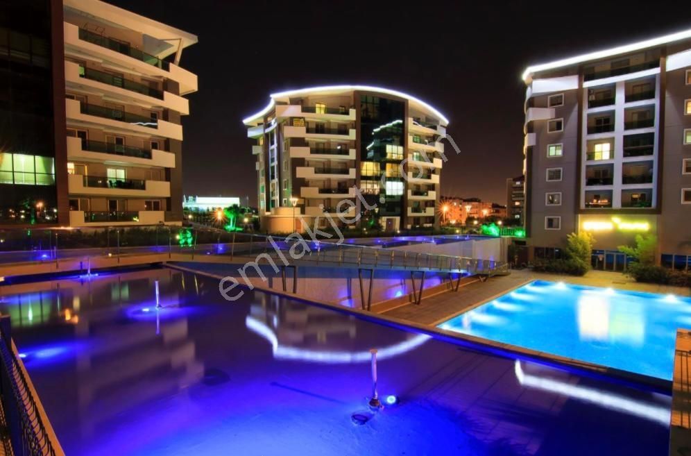 Çiçekpark'ta 4+1 Havuzlu, Güvenlikli, Otoparklı Lüks Daire