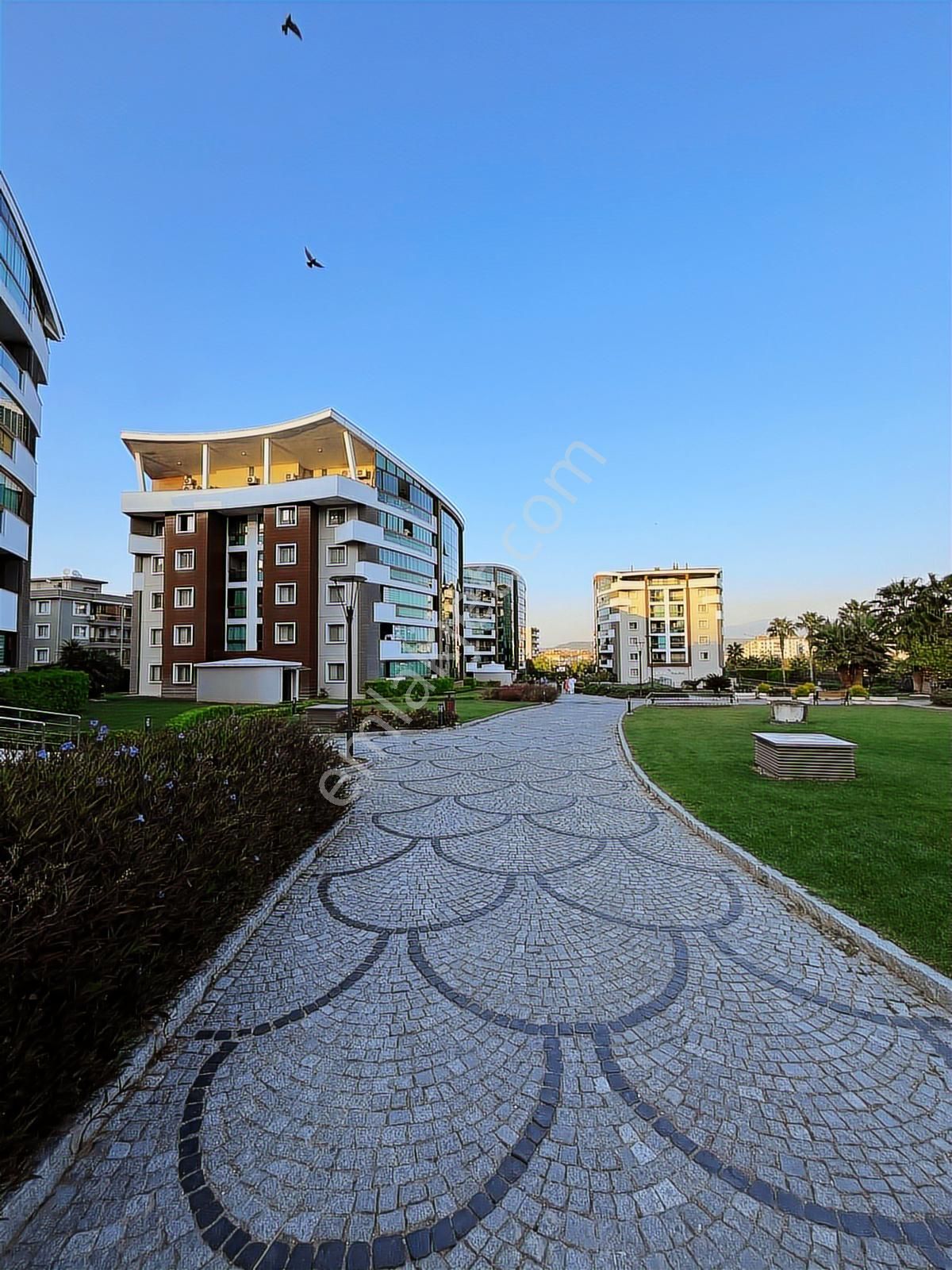 Çiçekpark'ta 4+1 Havuzlu, Güvenlikli, Otoparklı Lüks Daire - Görsel 3