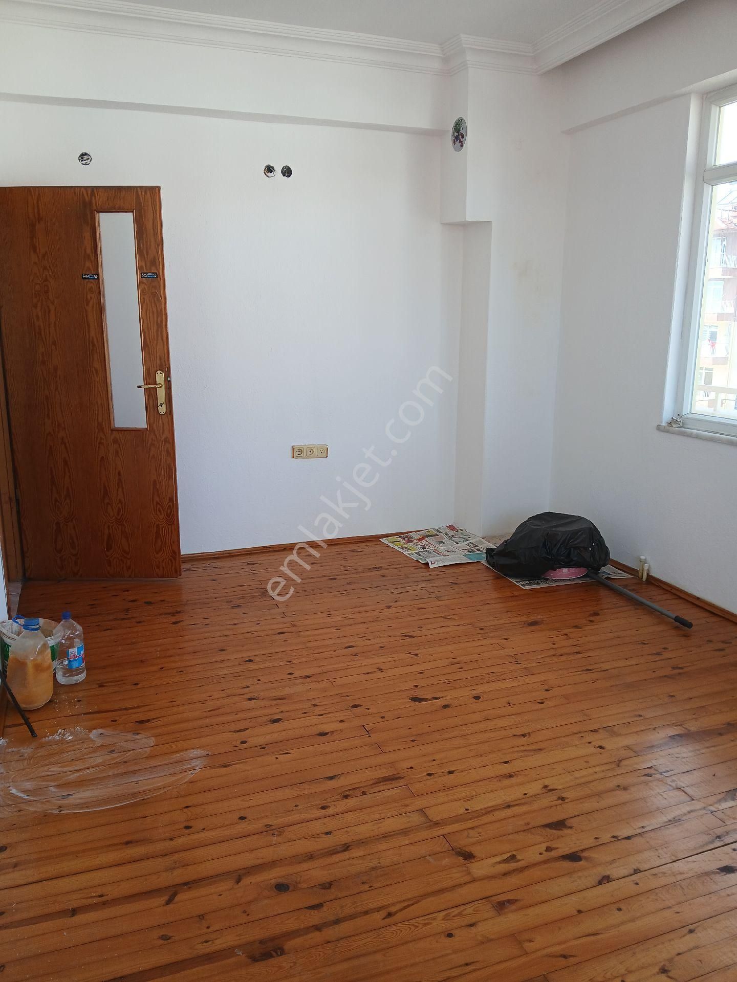 Çarşı Merkezde Doğu Garajında Asansörlü Yeni Boyalı Bakımlı 3+1 - Görsel 10