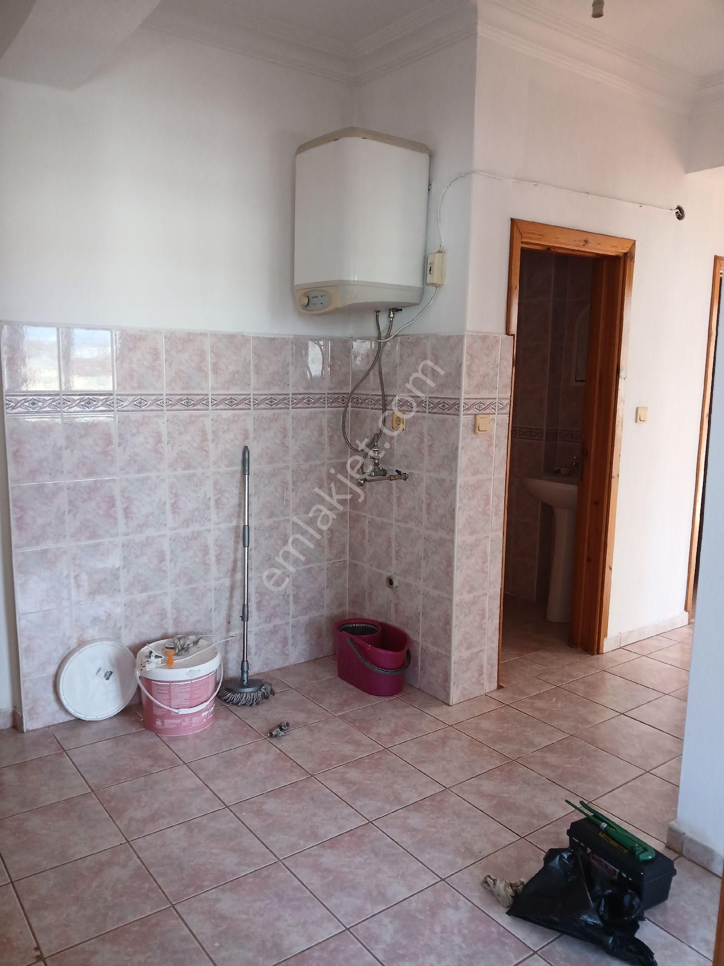 Çarşı Merkezde Doğu Garajında Asansörlü Yeni Boyalı Bakımlı 3+1 - Görsel 5