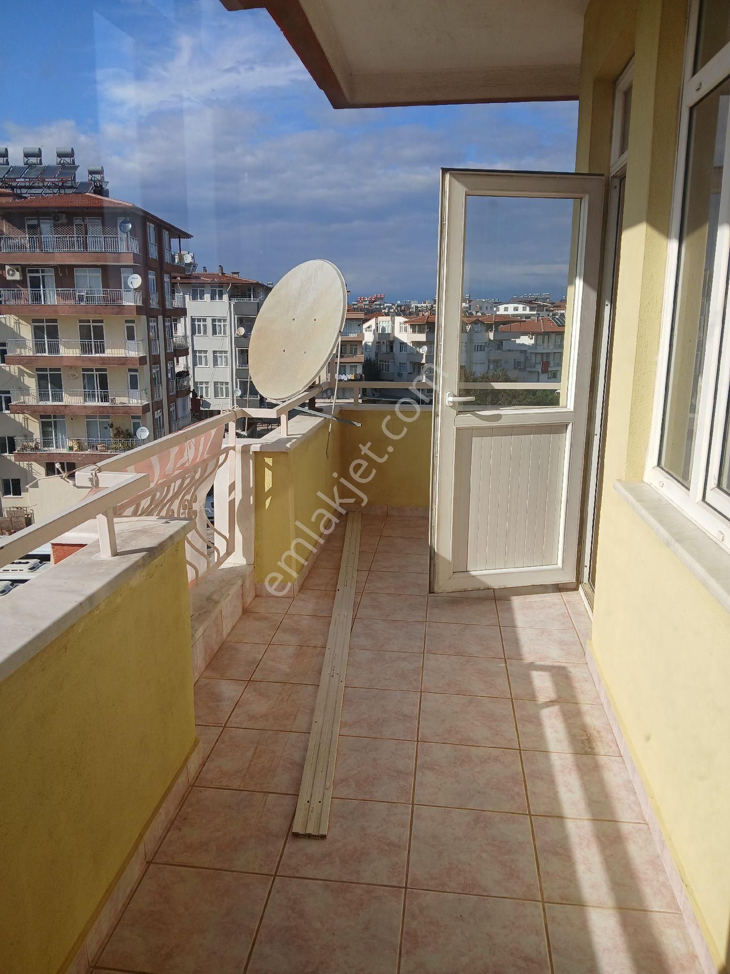 Çarşı Merkezde Doğu Garajında Asansörlü Yeni Boyalı Bakımlı 3+1 - Görsel 12