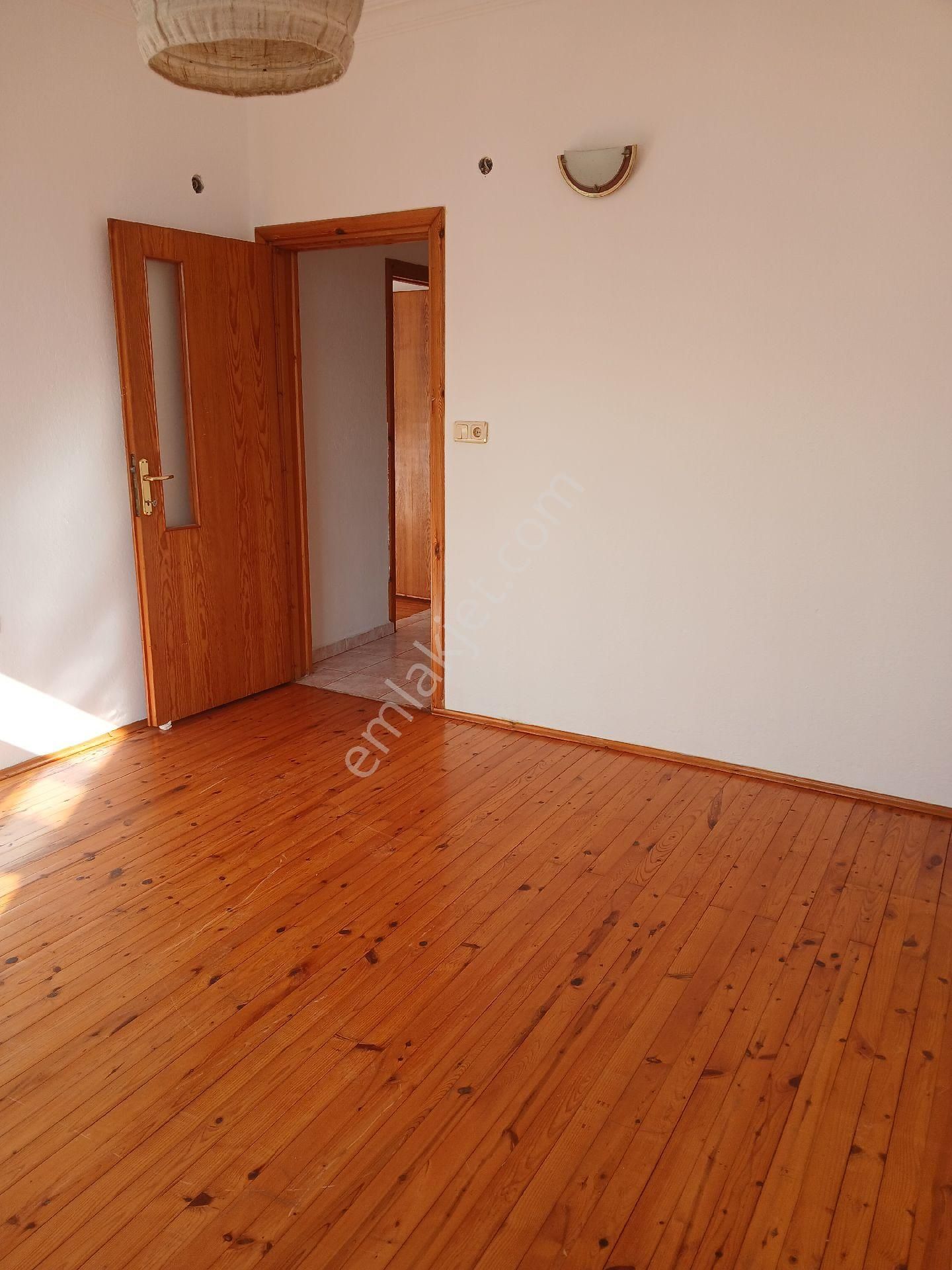 Çarşı Merkezde Doğu Garajında Asansörlü Yeni Boyalı Bakımlı 3+1 - Görsel 11