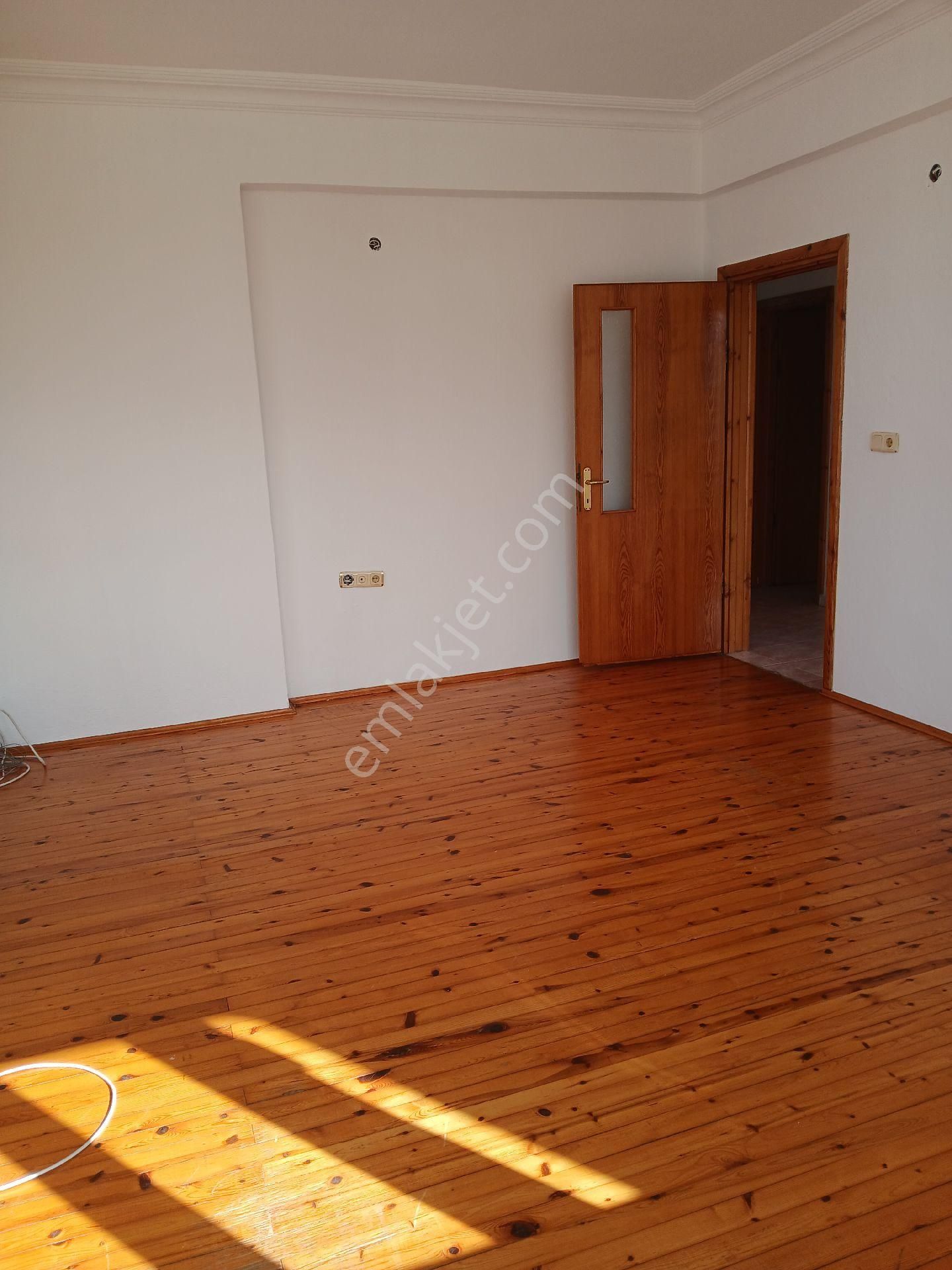 Çarşı Merkezde Doğu Garajında Asansörlü Yeni Boyalı Bakımlı 3+1 - Görsel 17