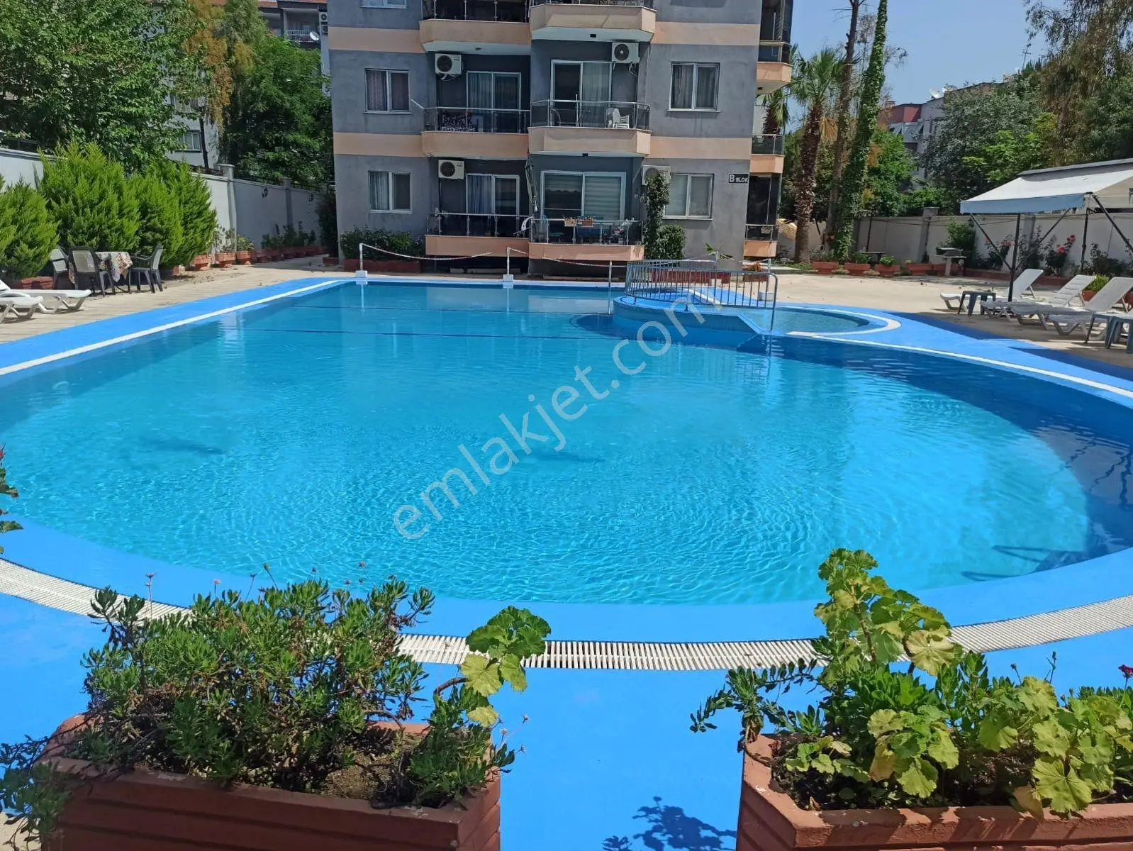 Kusadası'nda Havuzlu Güvenlikli Eşyalı Daire