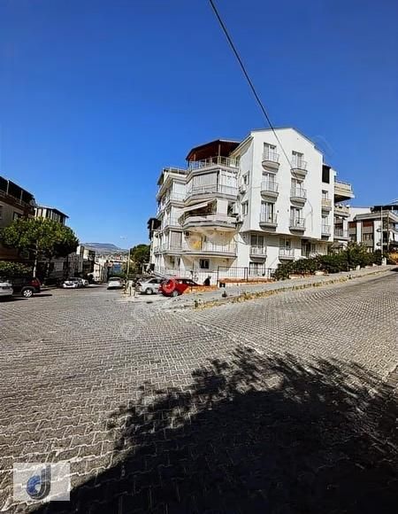 Dikili ' De Denize 50 Metre Mesafede Olan Satılık Daire